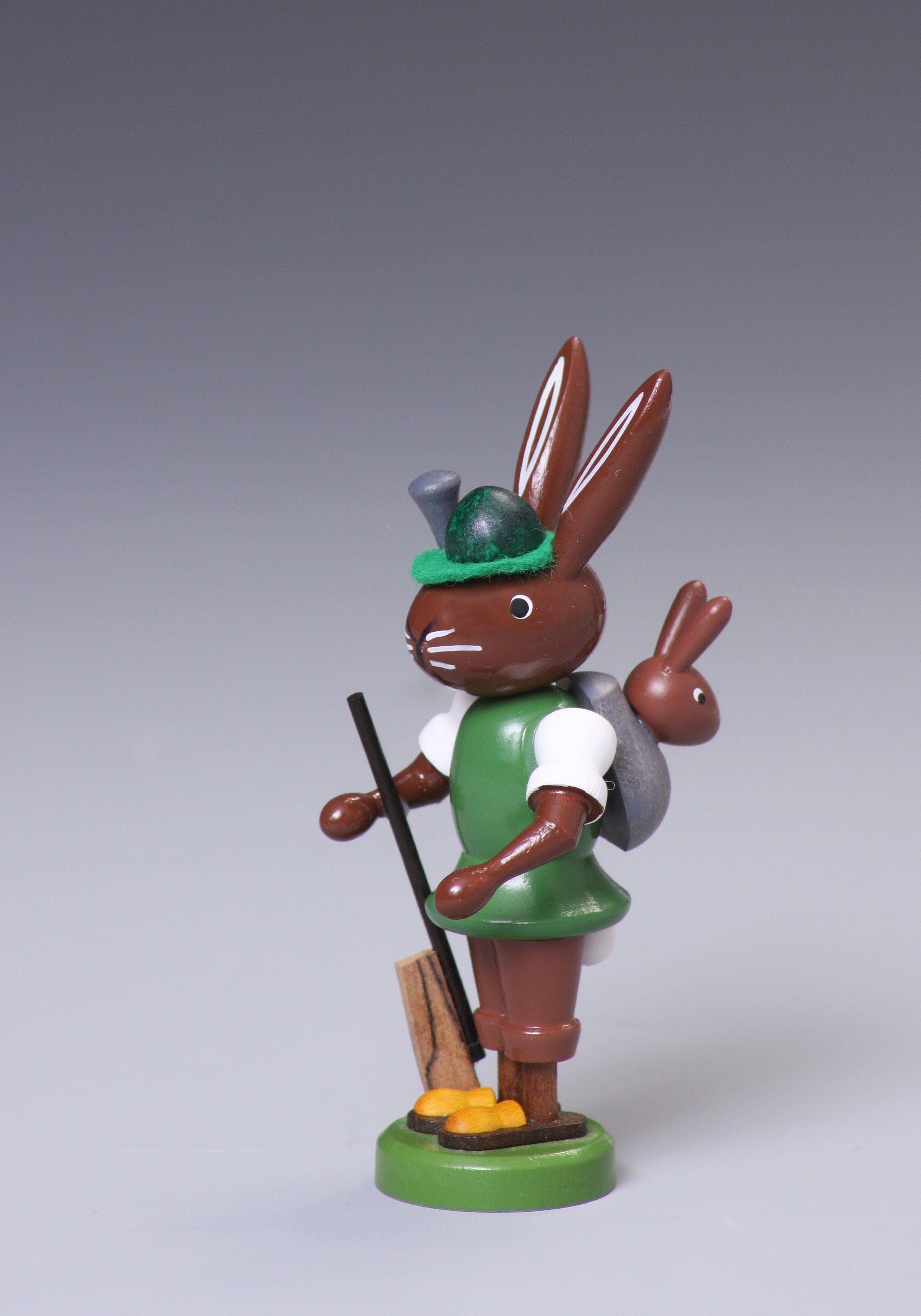 Osterhase Hase Jäger, mit Gewehr und Baby im Rucksack