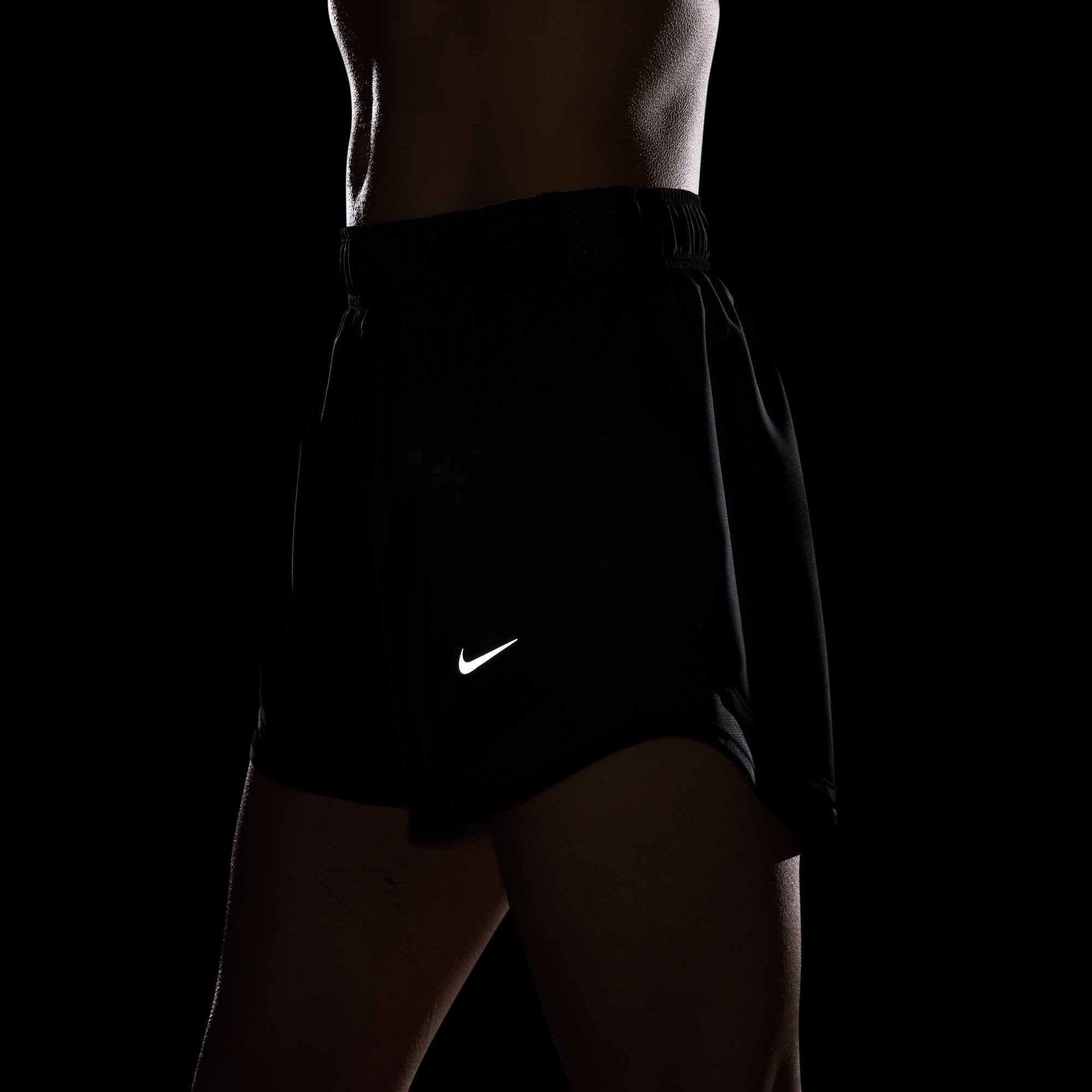 Nike Laufshorts W NK TEMPO DF MR 3" SHORT mit Eingrifftasche am Slip, schnell trocknend, atmungsaktiv