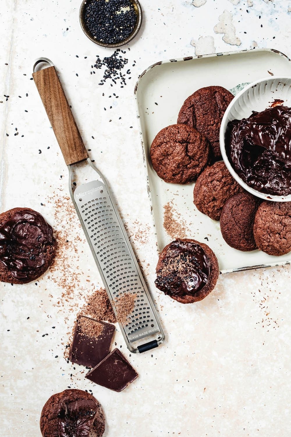 Microplane Küchenreibe Zesterreibe MASTER, L 31 cm, Braun, Walnussholz, Edelstahl, Gummi, Walnussholz, mit feiner Reibe und Gummifuß