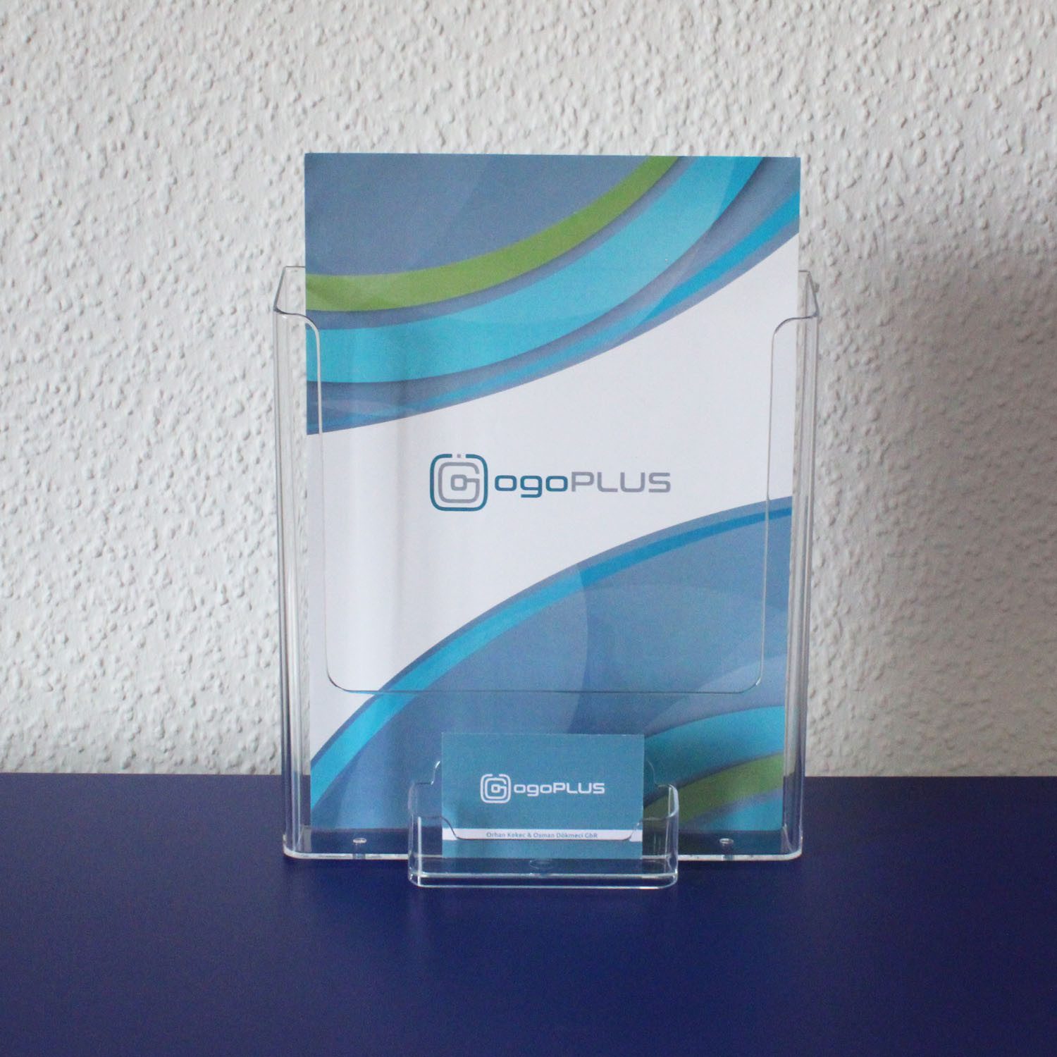 ogoPLUS Zeitungsständer DIN A4 Wand-Prospekthalter Hochformat mit Visitenkartenständer