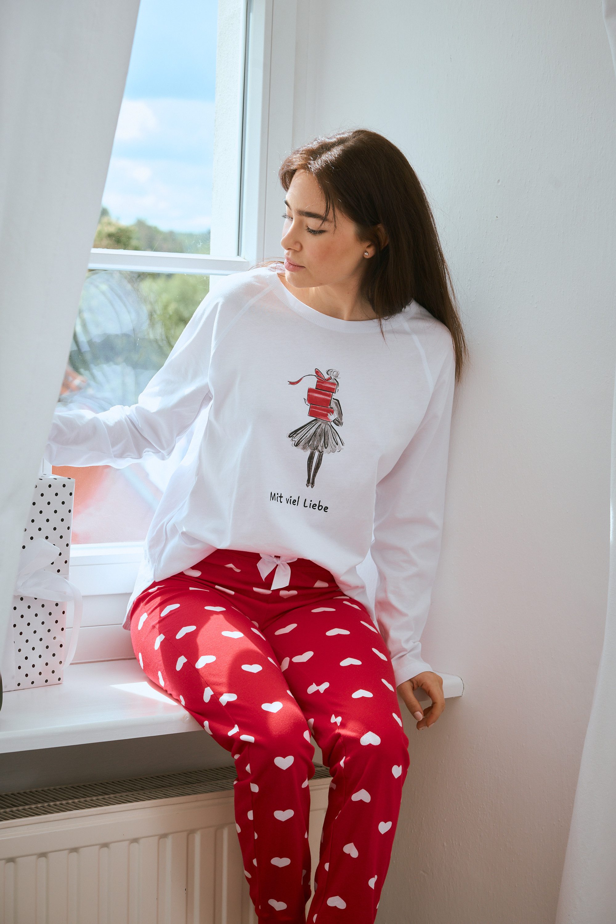 Louis & Louisa Pyjama Pyjama Bündchen "Mädchen mit Geschenke" Herz/Allover
