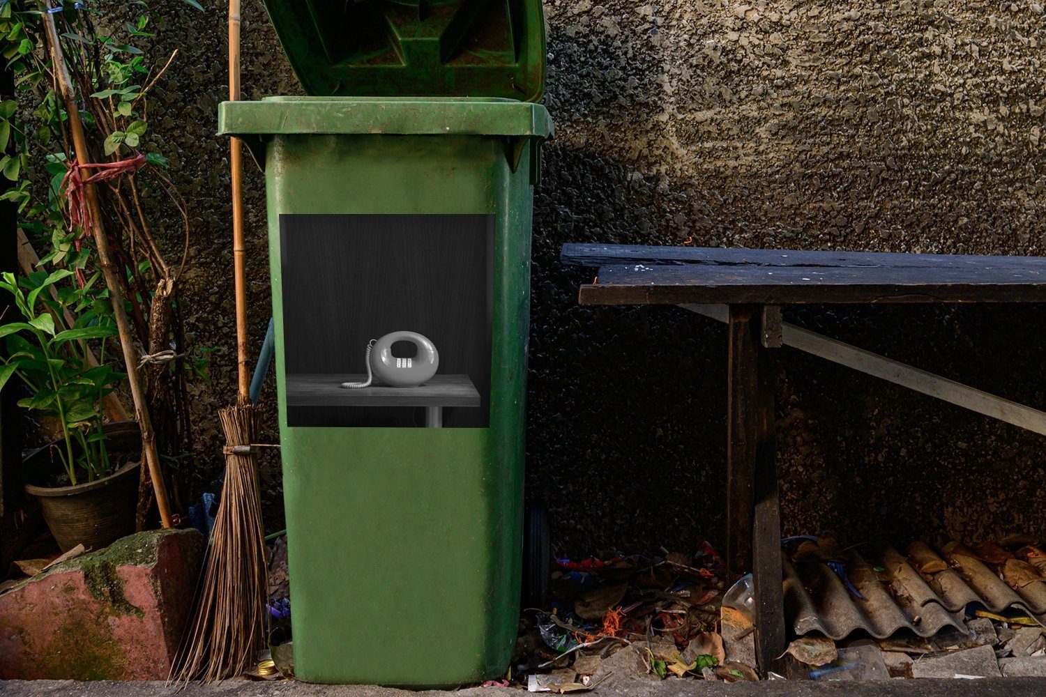 MuchoWow Wandsticker Ein Retro-Telefon und Holztisch weiß (1 Sticker, Mülltonne, schwarz St), Container, - Mülleimer-aufkleber, einem auf Abfalbehälter