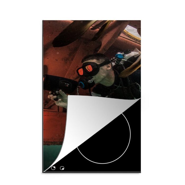 MuchoWow Herdblende-/Abdeckplatte Ein Taucher schwimmt an einem U-Boot vorbei Vinyl (1 tlg) Küchen Dekoration für Induktionsherd Induktionskochfeld
