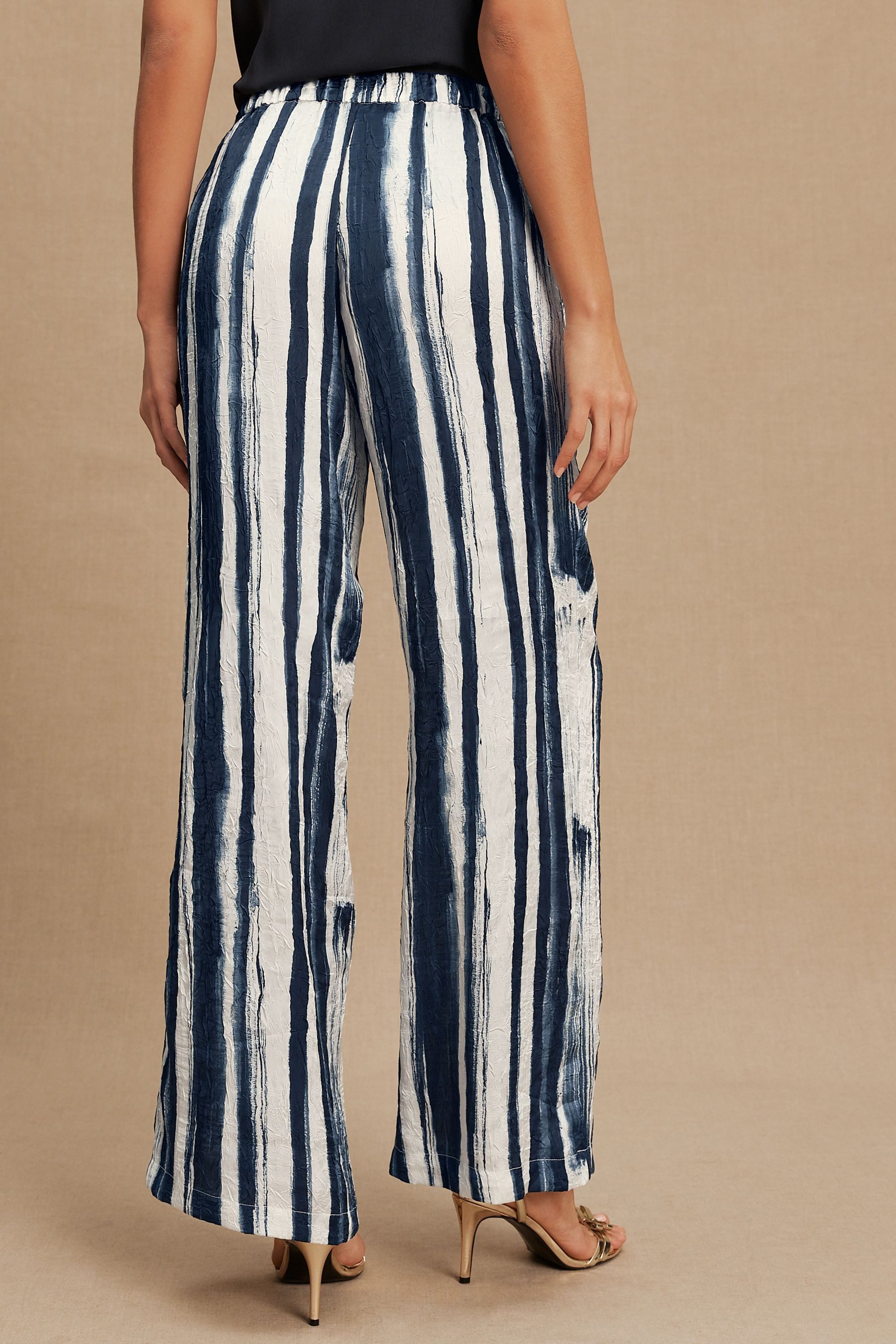 Next Dehnbund-Hose Satinhose mit weitem Bein in Knitteroptik (1-tlg)