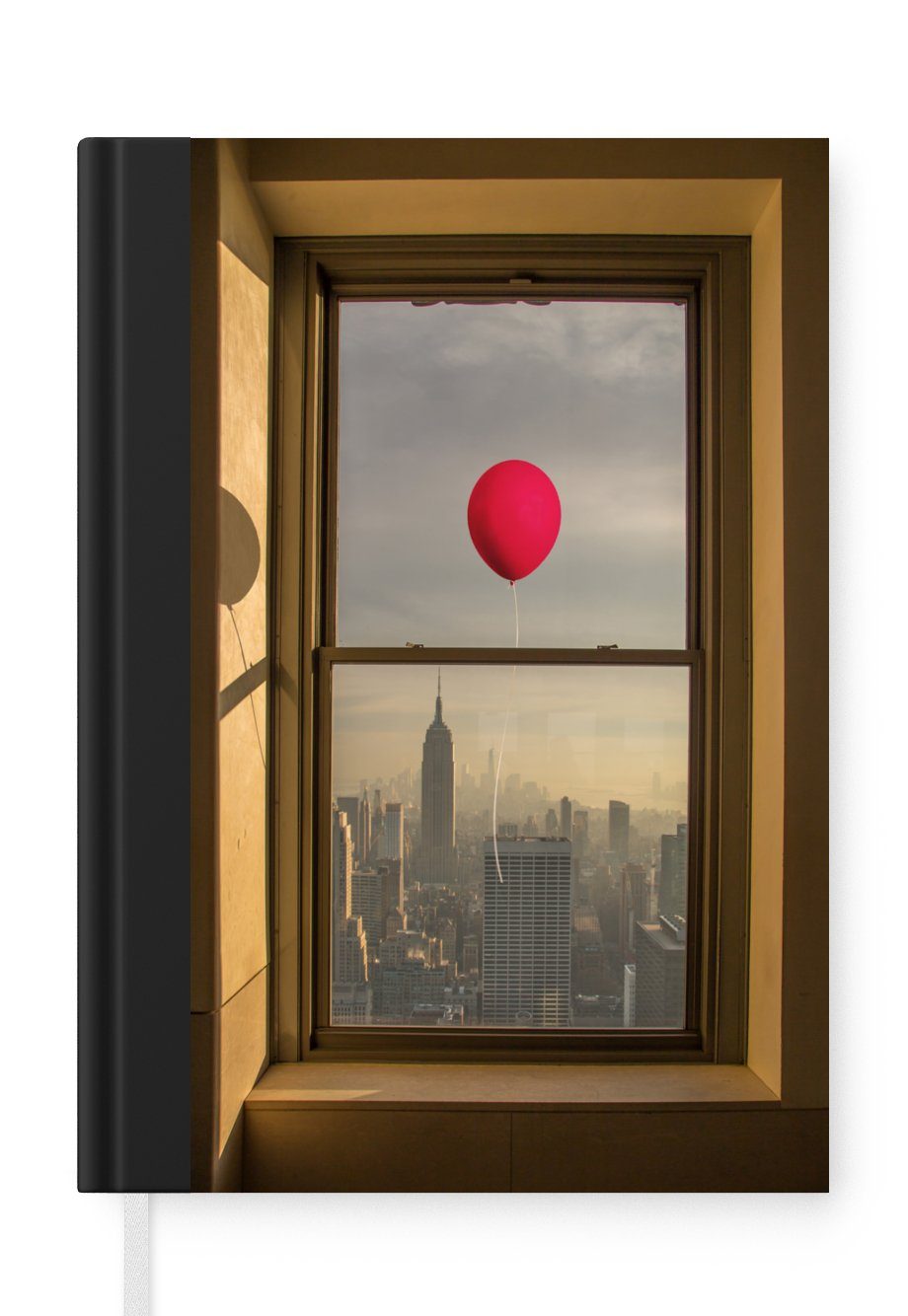 MuchoWow Notizbuch Roter Ballon fliegt an Fenster in New York vorbei, Journal, Merkzettel, Tagebuch, Notizheft, A5, 98 Seiten, Haushaltsbuch