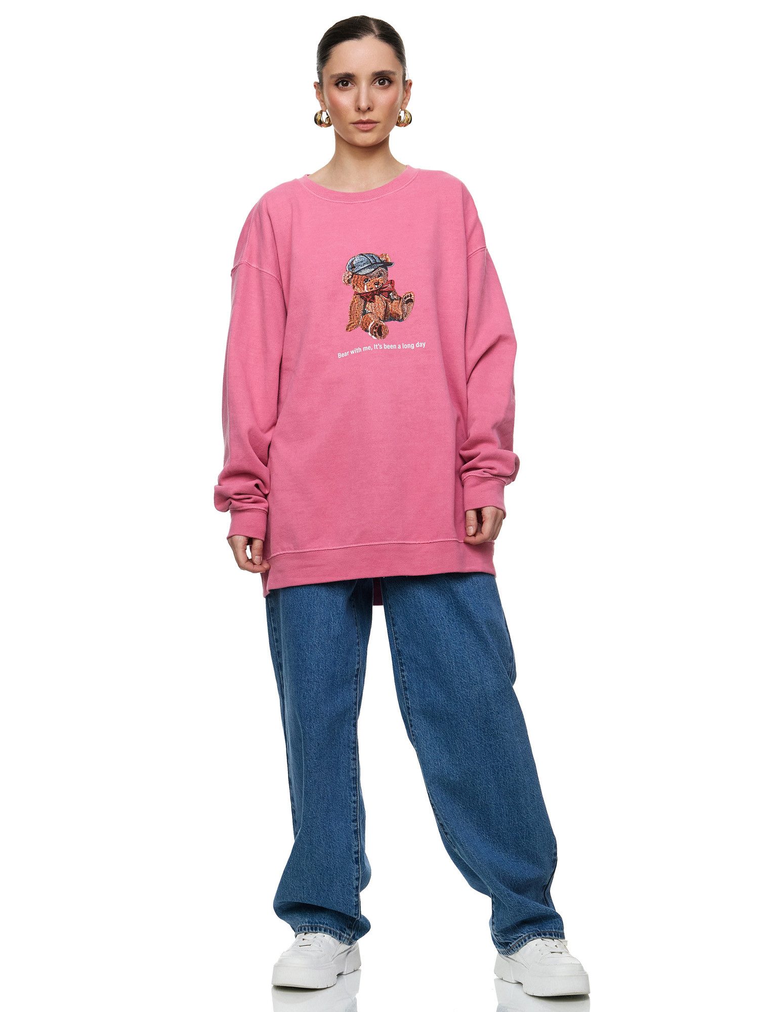 Worldclassca Sweatshirt Worldclassca Oversized Sweatshirt Teddybär Bär Print Langarm Pullover Print - "Bear with me, it’s been a long day"