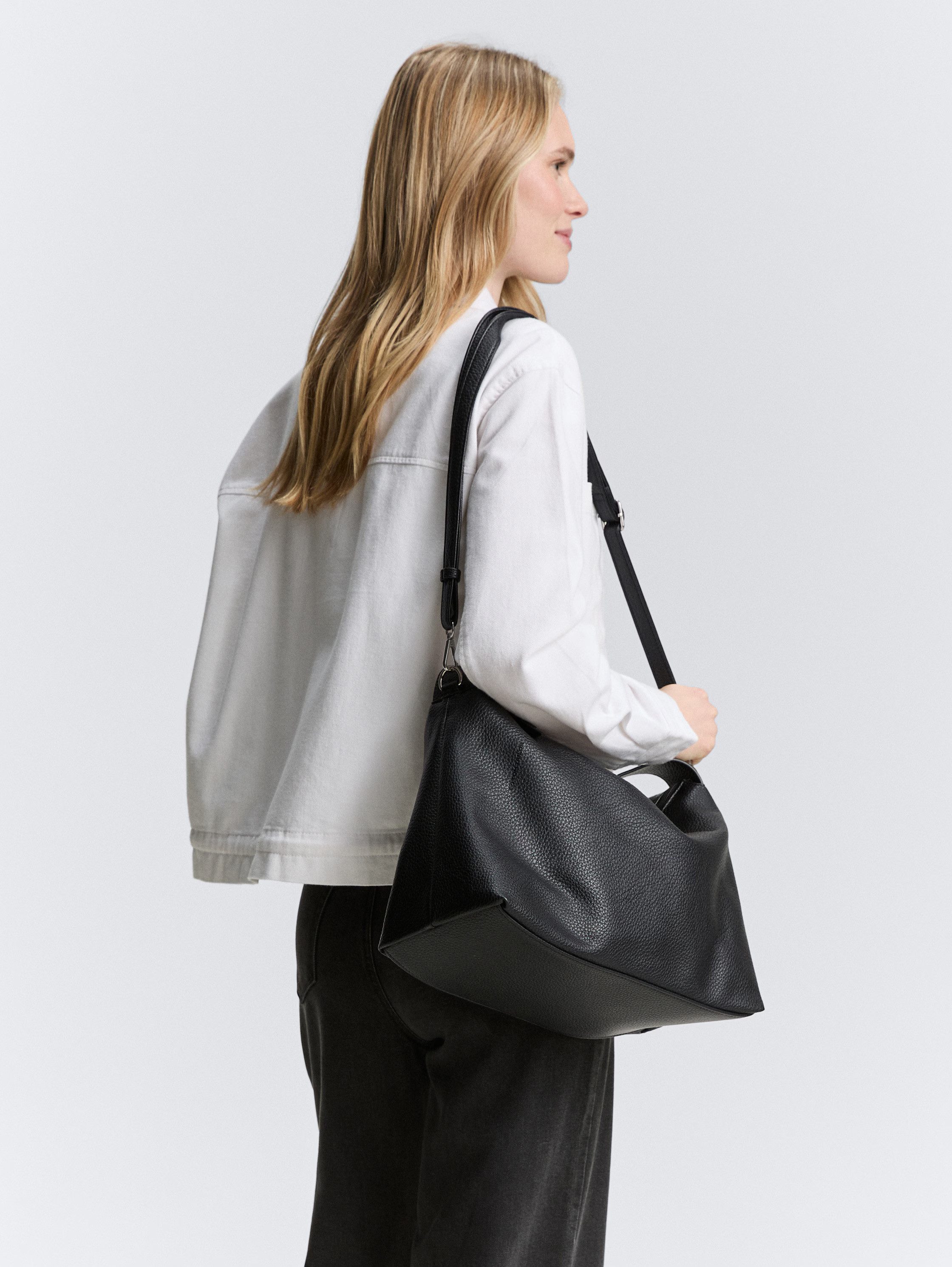 TOM TAILOR Schultertasche Lissi, besonders weiches Material lässig fallend mit trapzförmigen Schnitt