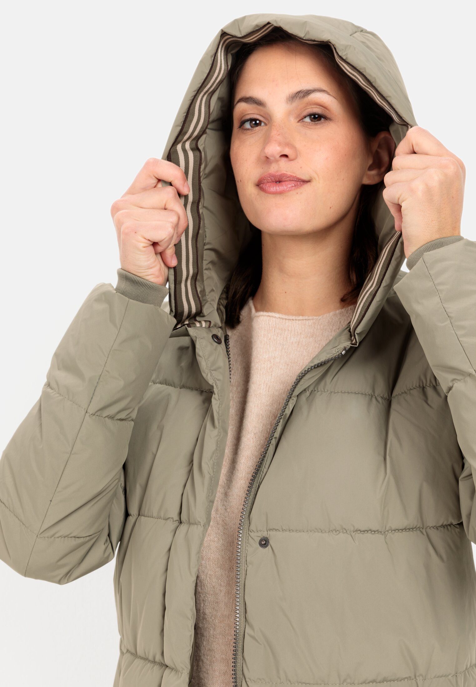 camel active Steppmantel aus recyceltem Polyester Langarm Kapuze Markenlabel