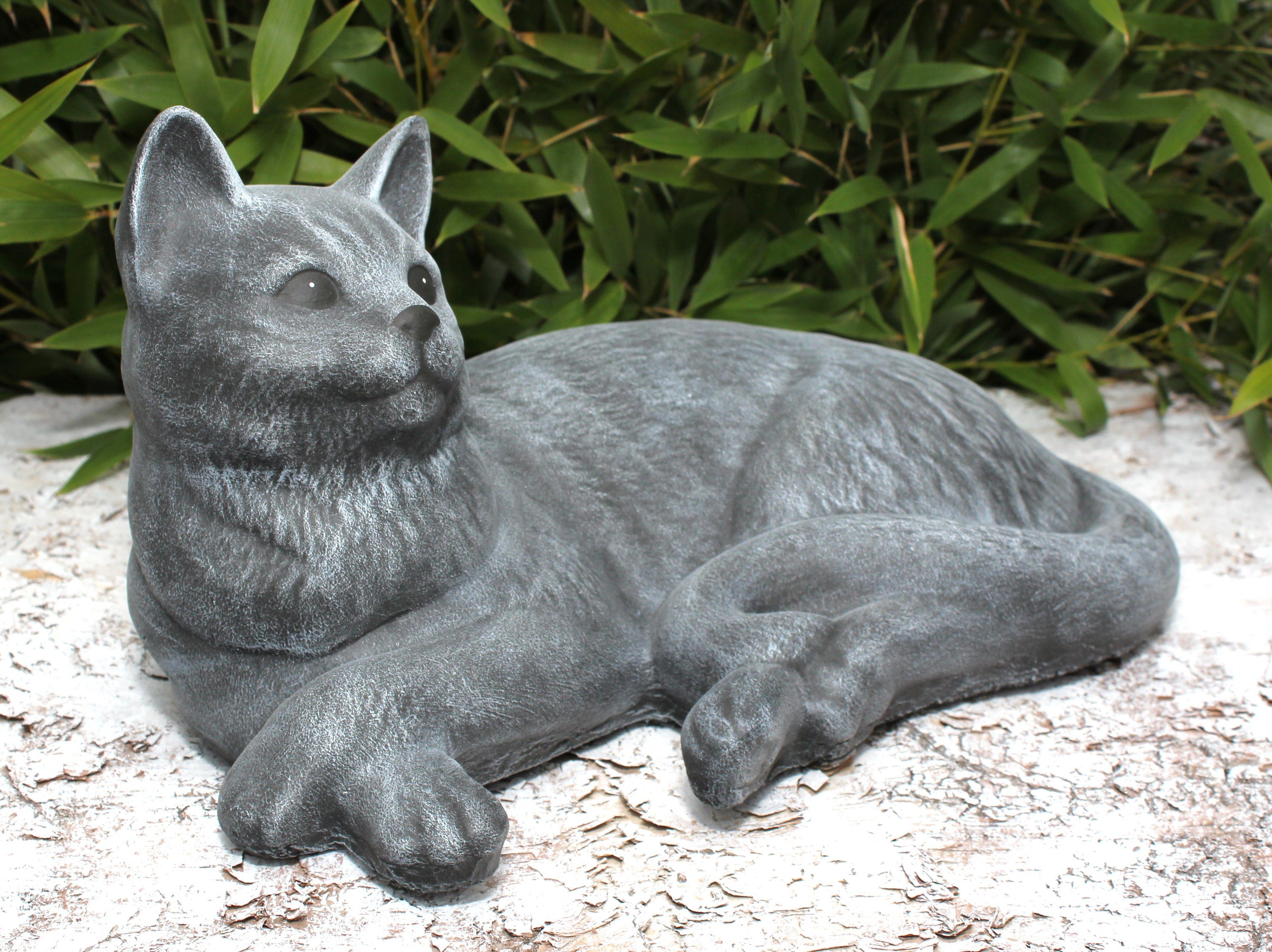 Tiefes Kunsthandwerk Tierfigur Dekofigur Garten, Katze grau in winterfest, für - Germany Made liegend Steinfigur und Haus frostsicher