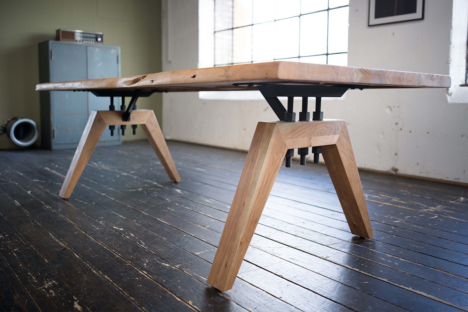 KAWOLA Esstisch WOODY Akazie massiv - Baumkante - Gesellige Runde - Holztisch, Massivholz, natürliche Baumkante, rustikaler Stil, Landhaus Design