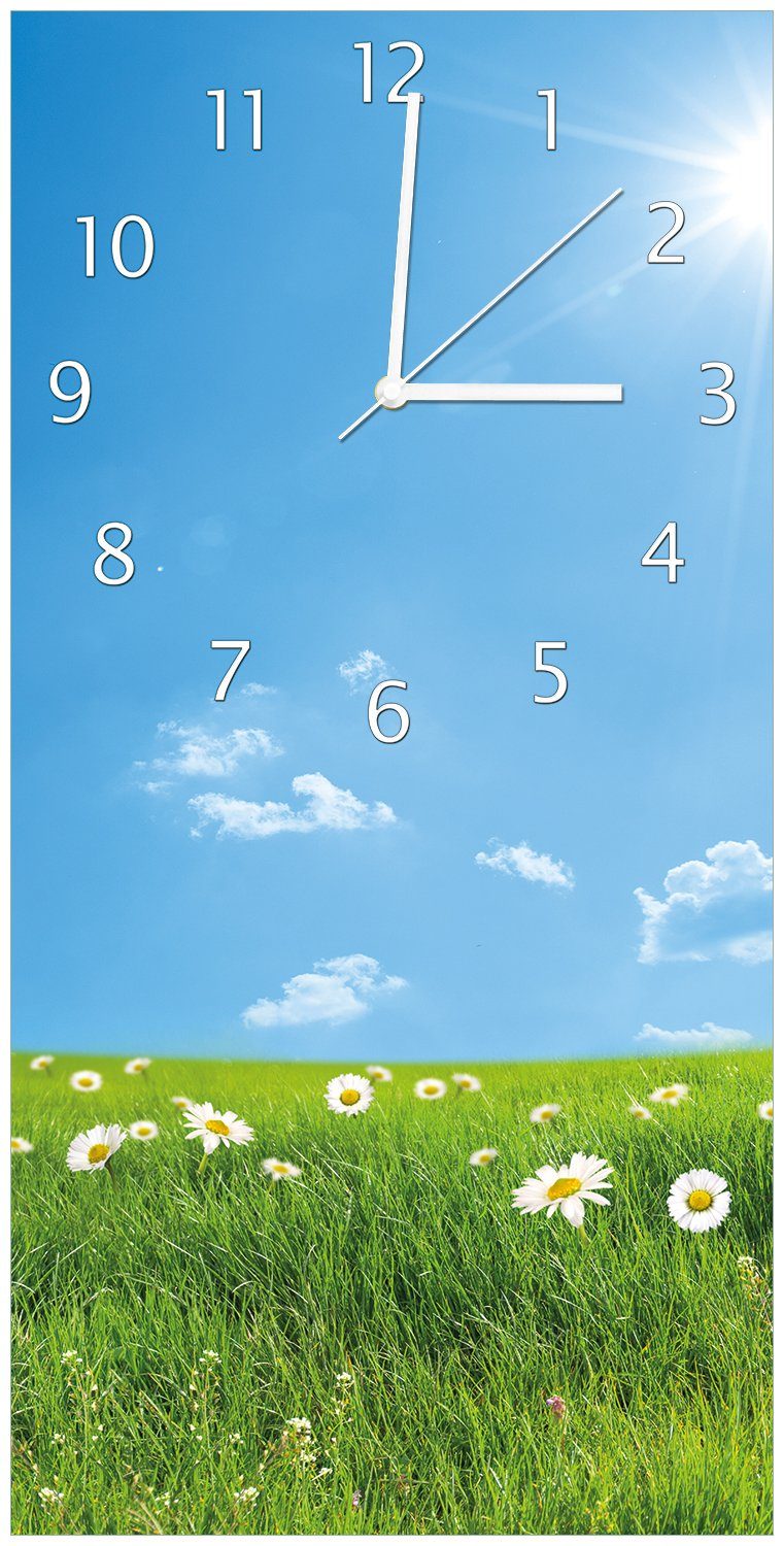 Wallario Wanduhr Sommerwiese - Weiße Gänseblümchen vor blauem Himmel (Uhr aus Acryl)