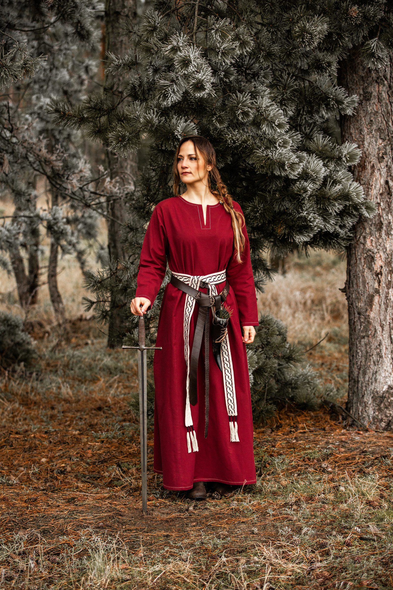 Leonardo Carbone Wikinger-Kostüm Unterkleid "Helga" mit V-Schlitz, kunstvolle Ziernähte, hochwertige Baumwolle