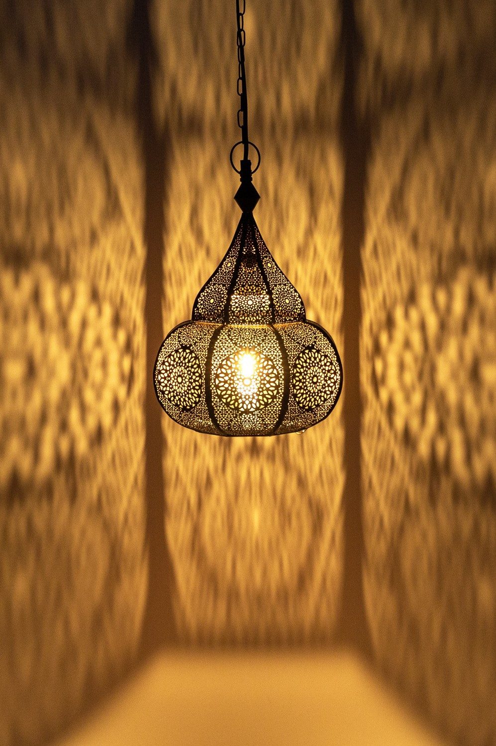 Marrakesch Orient & Mediterran Interior Pendelleuchte Pendelleuchte Ilham Lampe aus Metall im modernen Design, in Gold 40 cm, Handarbeit – Bild 3 von 5