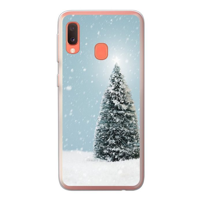 MuchoWow Handyhülle Ein Weihnachtsbaum in einer verschneiten Landschaft und einem blauen Handyhülle Samsung Galaxy A20e Smartphone-Bumper Print Handy