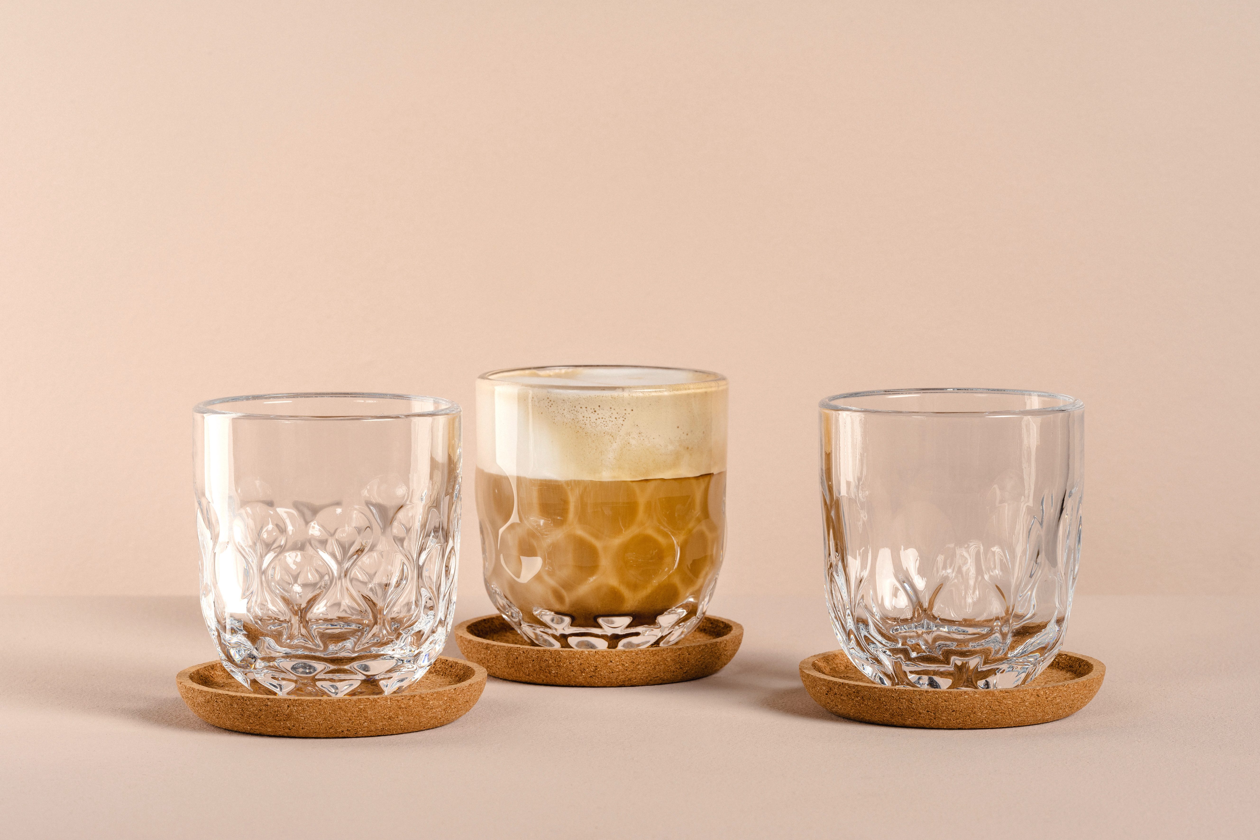 LEONARDO Gläser-Set Kaffee-Set GOCCE, 220 ml, 6-teilig, 6-tlg., Glas, 3 Gläser mit unterschiedlichem Tropfenrelief, inkl. Kork-Untersetzer