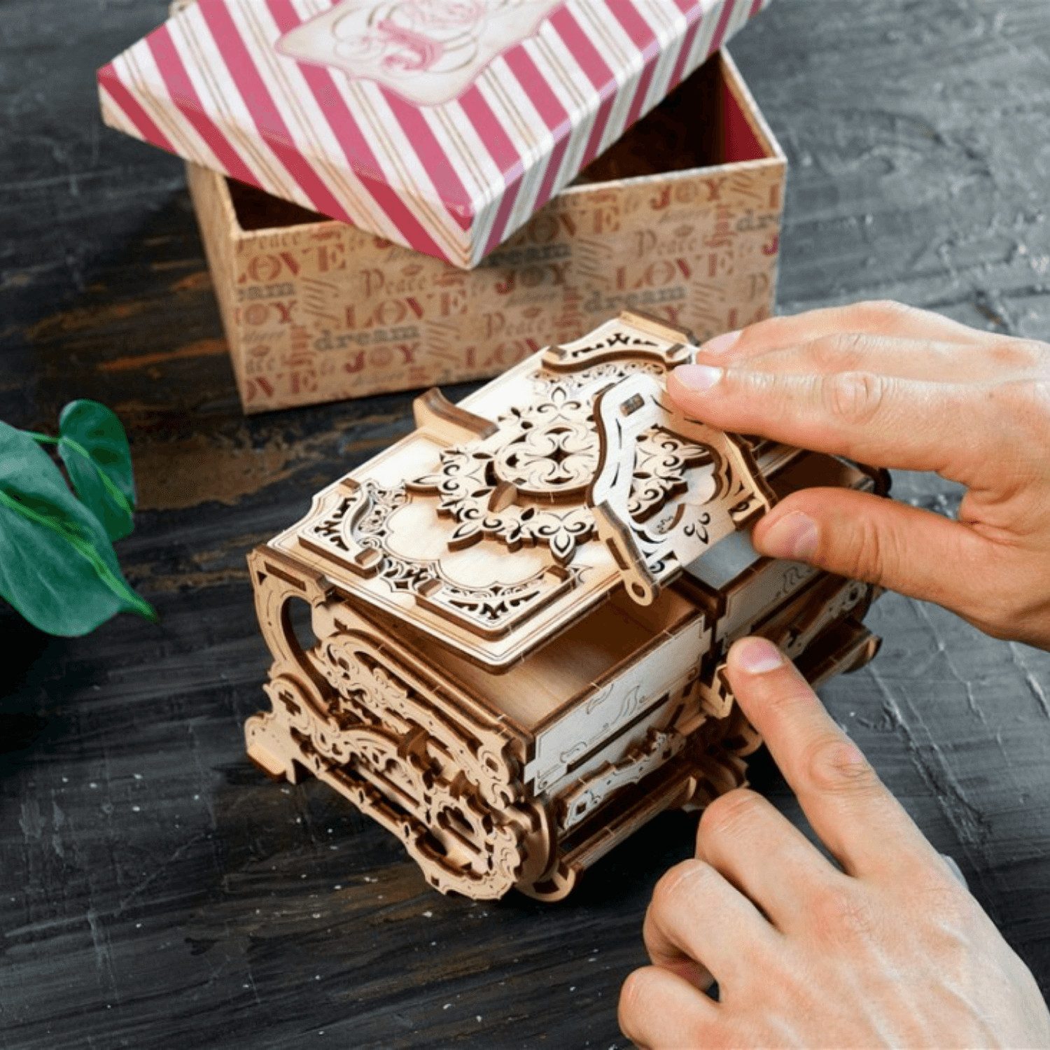 UGEARS Puzzle Ugears Antiquitäten Box Mechanisches Holzpuzzle, 185 Puzzleteile