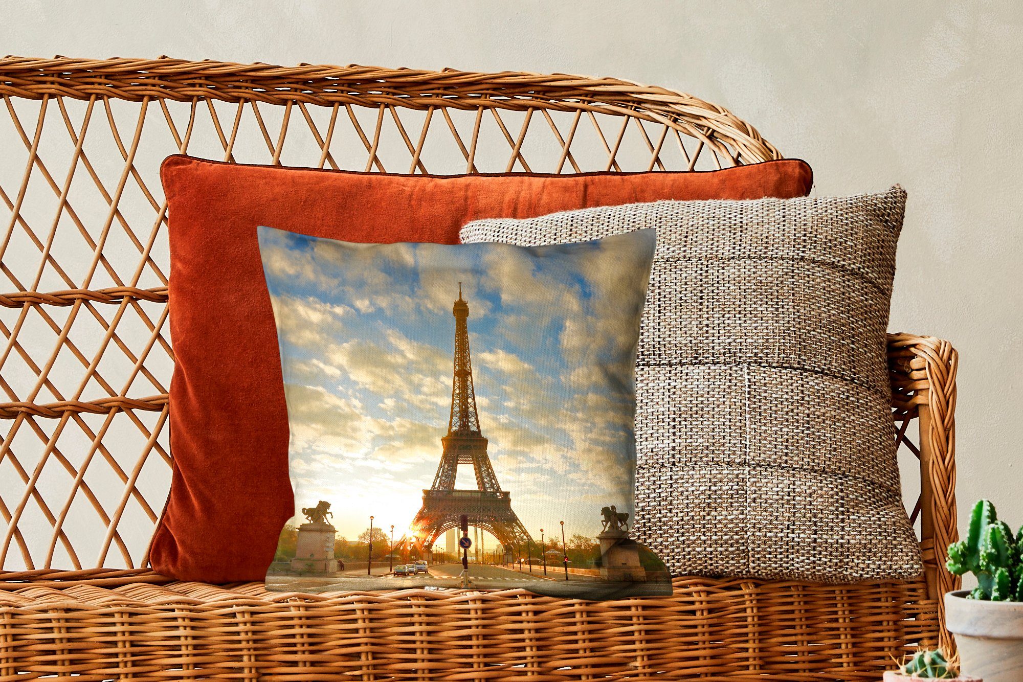 einzigartigen Füllung Wohzimmer, orangefarbenen MuchoWow Dekokissen mit für einem Himmel mit Schlafzimmer, Deko, Der Sofakissen aufgrund, Zierkissen Eiffelturm