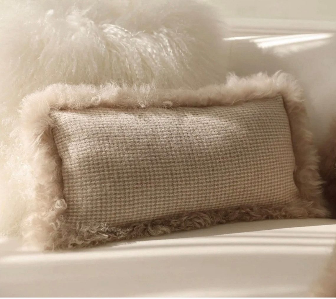 LIRA Deko Kissenbezug Lammfell Kissenhülle Merinowolle 50x30 cm mit Fellbesatz 100 % beige, weich & atmungsaktiv, Luxuskissenbezug
