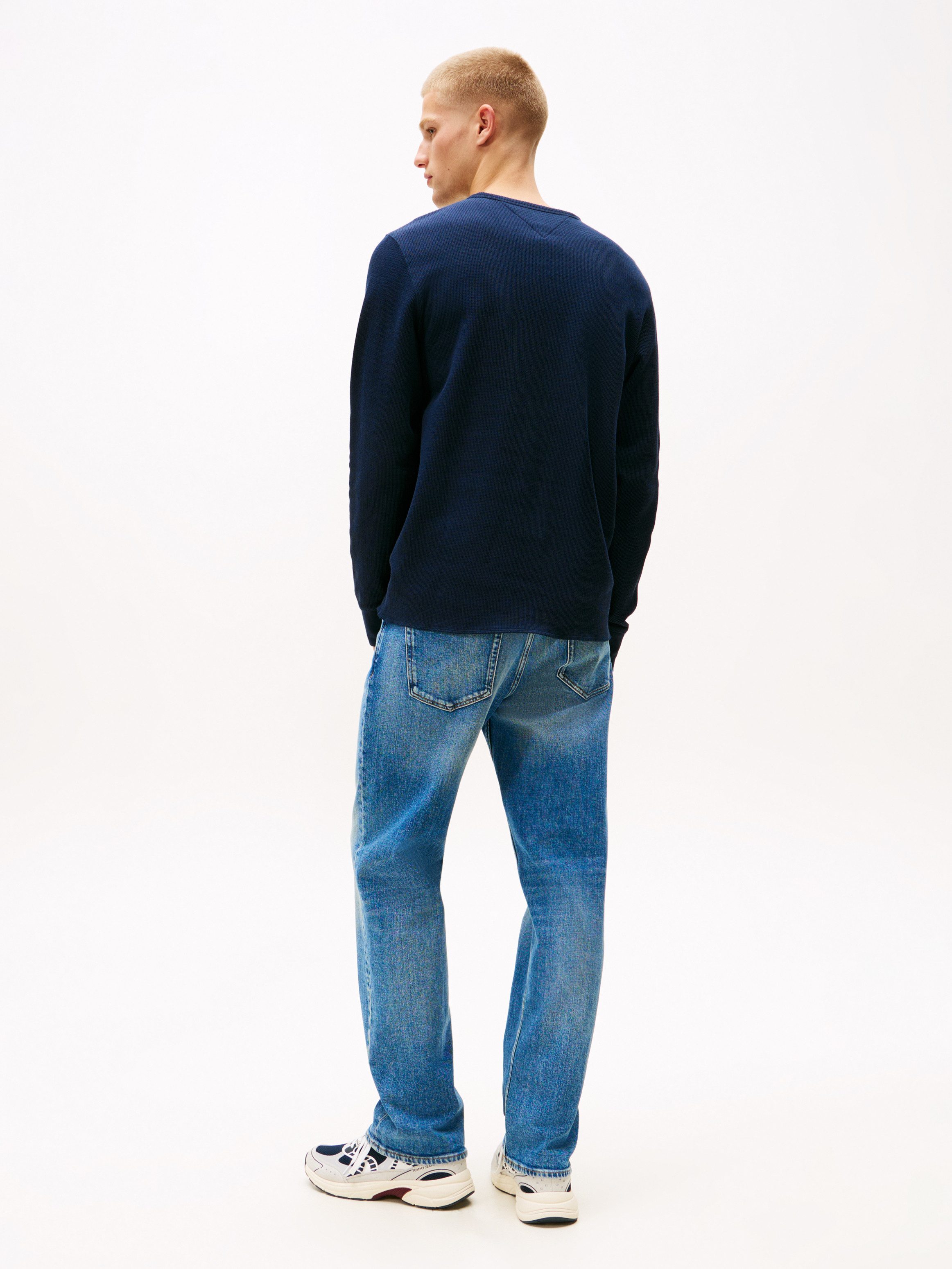 Tommy Jeans Henleyshirt TJM WAFFLE SCRIPT HENLEY Rundhals, slim fit, mit feiner Struktur