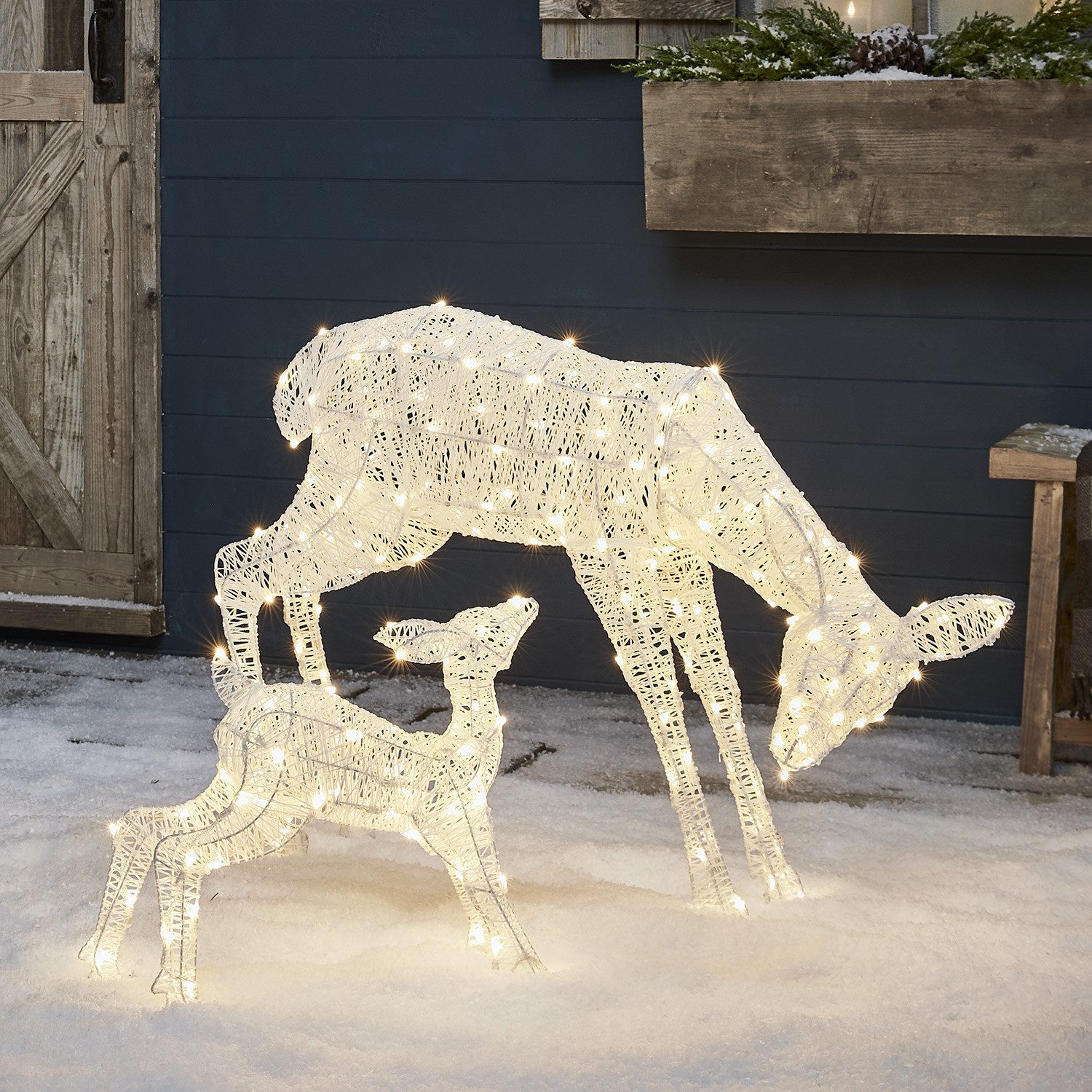 Lights4fun LED-Dekofigur Harewood LED Rentiere Mutter und Kind weiß