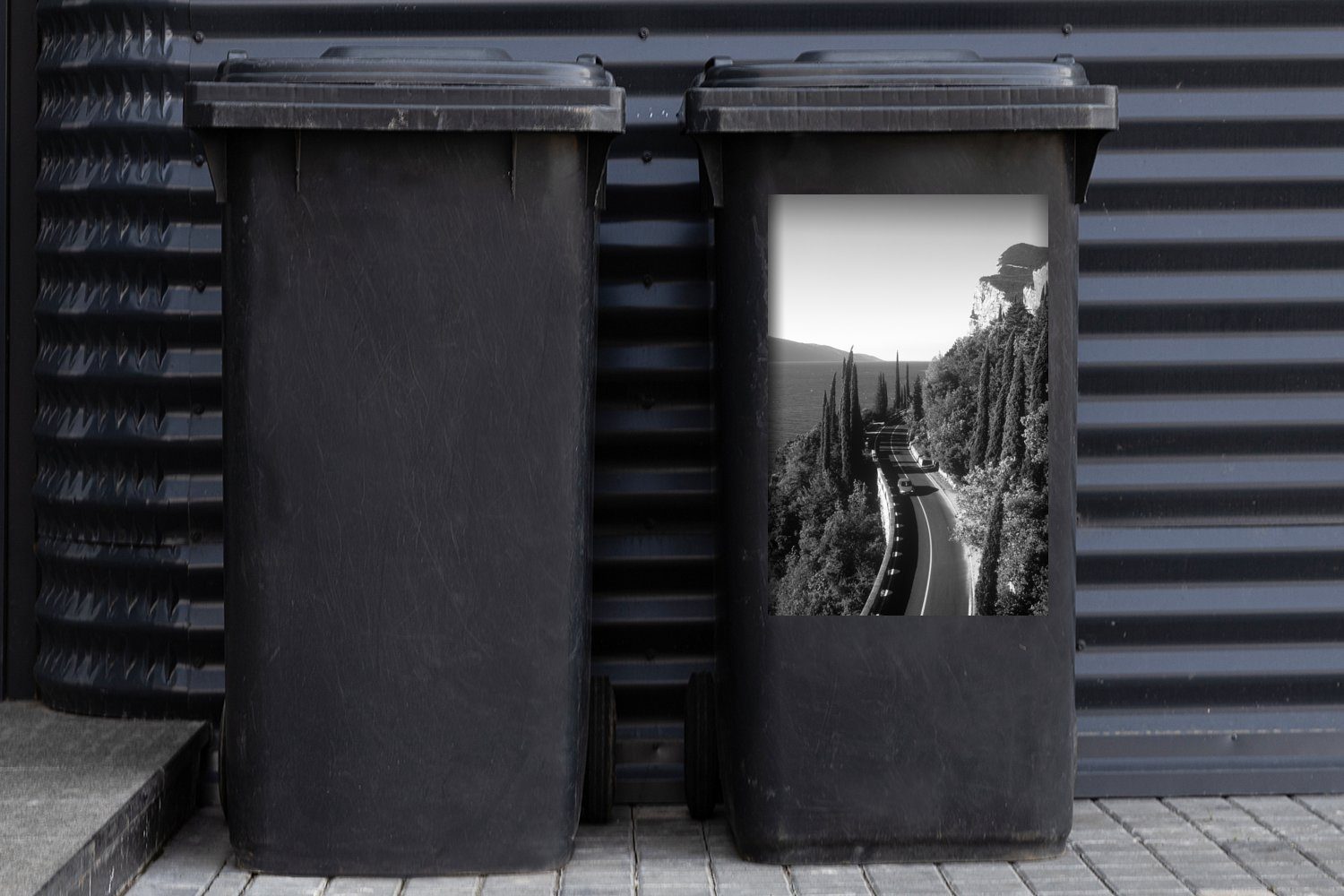 Abfalbehälter Sticker, Wandsticker Richtung Mülleimer-aufkleber, durch (1 Straße schwarz Container, weiß MuchoWow Gardasee Mülltonne, Eine und St), Berge in die -