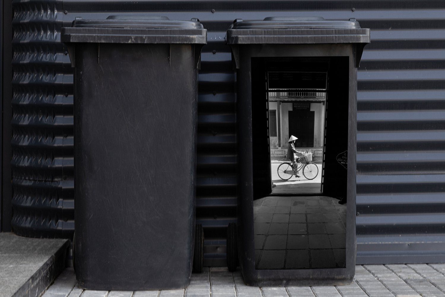 MuchoWow Wandsticker Tür - (1 Abfalbehälter Architektur Straße Mülleimer-aufkleber, Container, St), Sticker, - Mülltonne, - Fahrrad