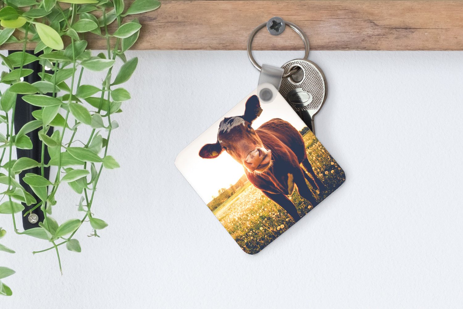 MuchoWow Schlüsselanhänger Kuh - Sonnenuntergang - Blumen - Gras - Tiere, Quadratisch, Accessoire Auto / Haus / Rucksack / Handtasche, 5x5 cm