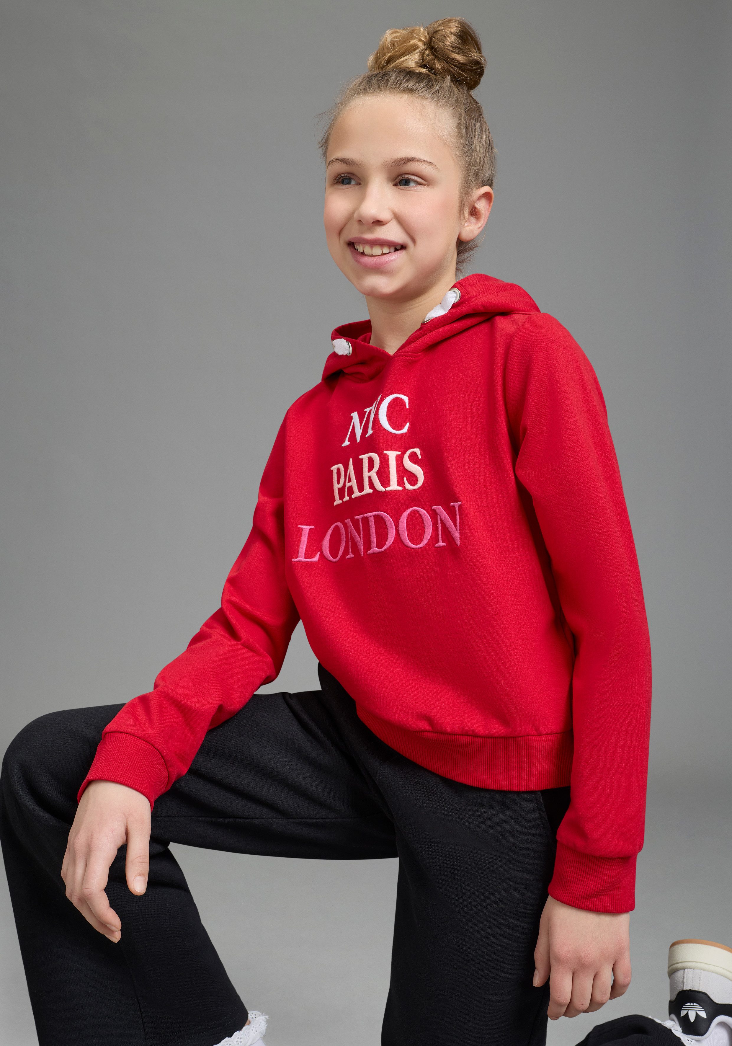 KIDSWORLD Kapuzensweatshirt NYC Paris London - Stickerei Langarm, gerade Passform, bedruckt, Kapuze, aus Baumwolle. € 26,99, (€ 26,99 pro 1 Stk).