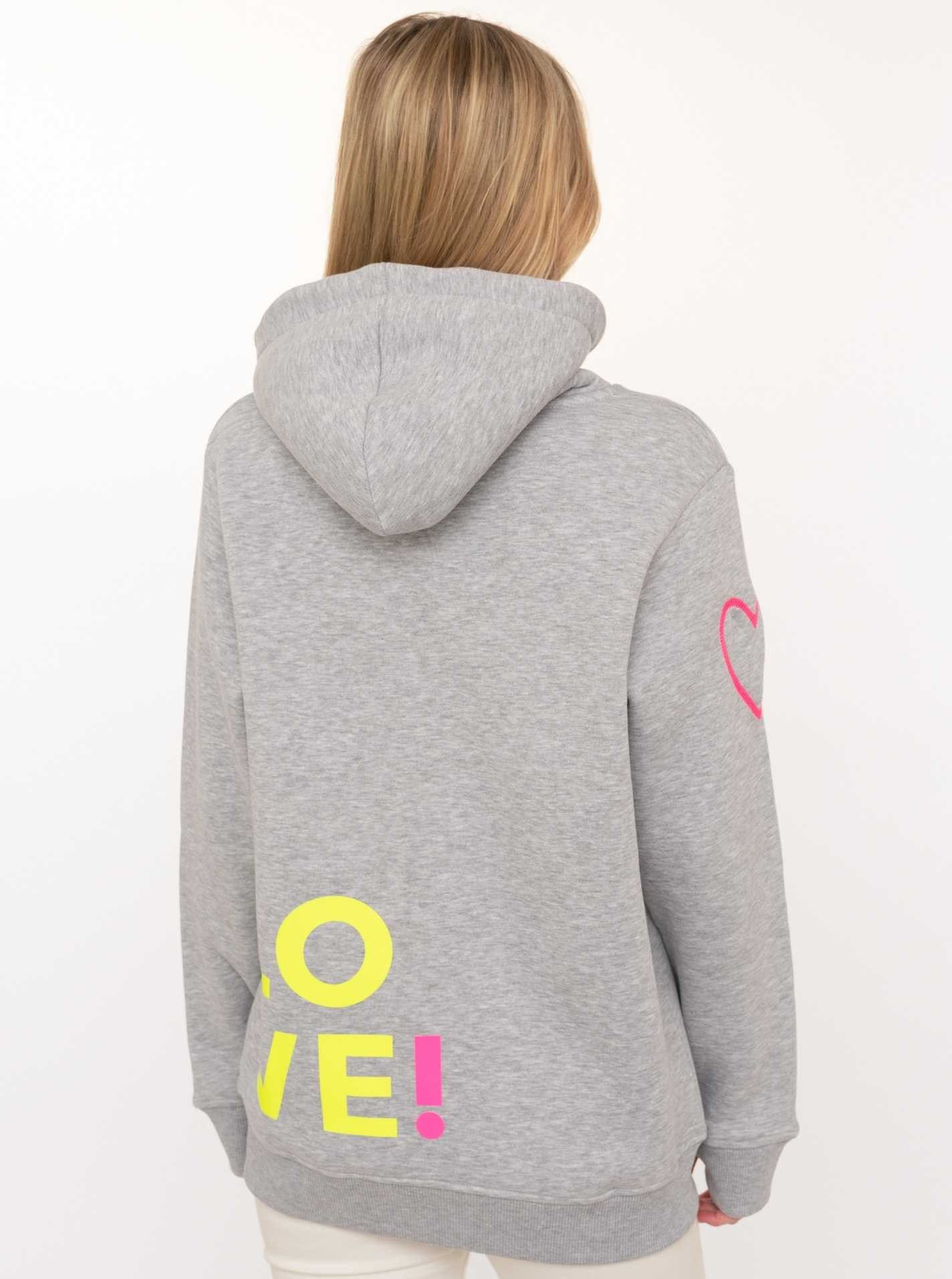 Zwillingsherz Kapuzensweatshirt mit gesticktem Neon Herz am Ärmel und "Love" Schriftzug auf Kordel