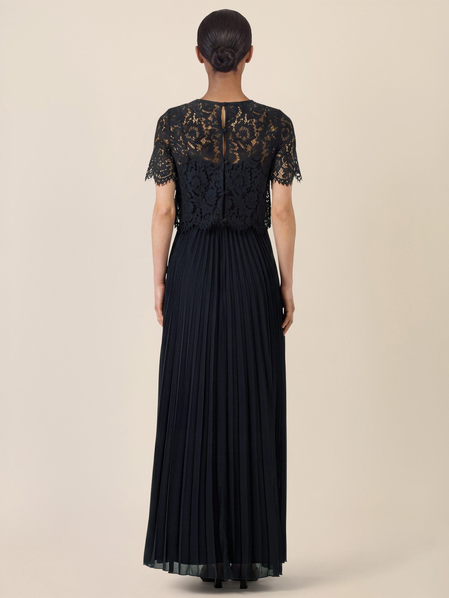 Apart Abendkleid mit Spitzenoberteil und Plisseerock