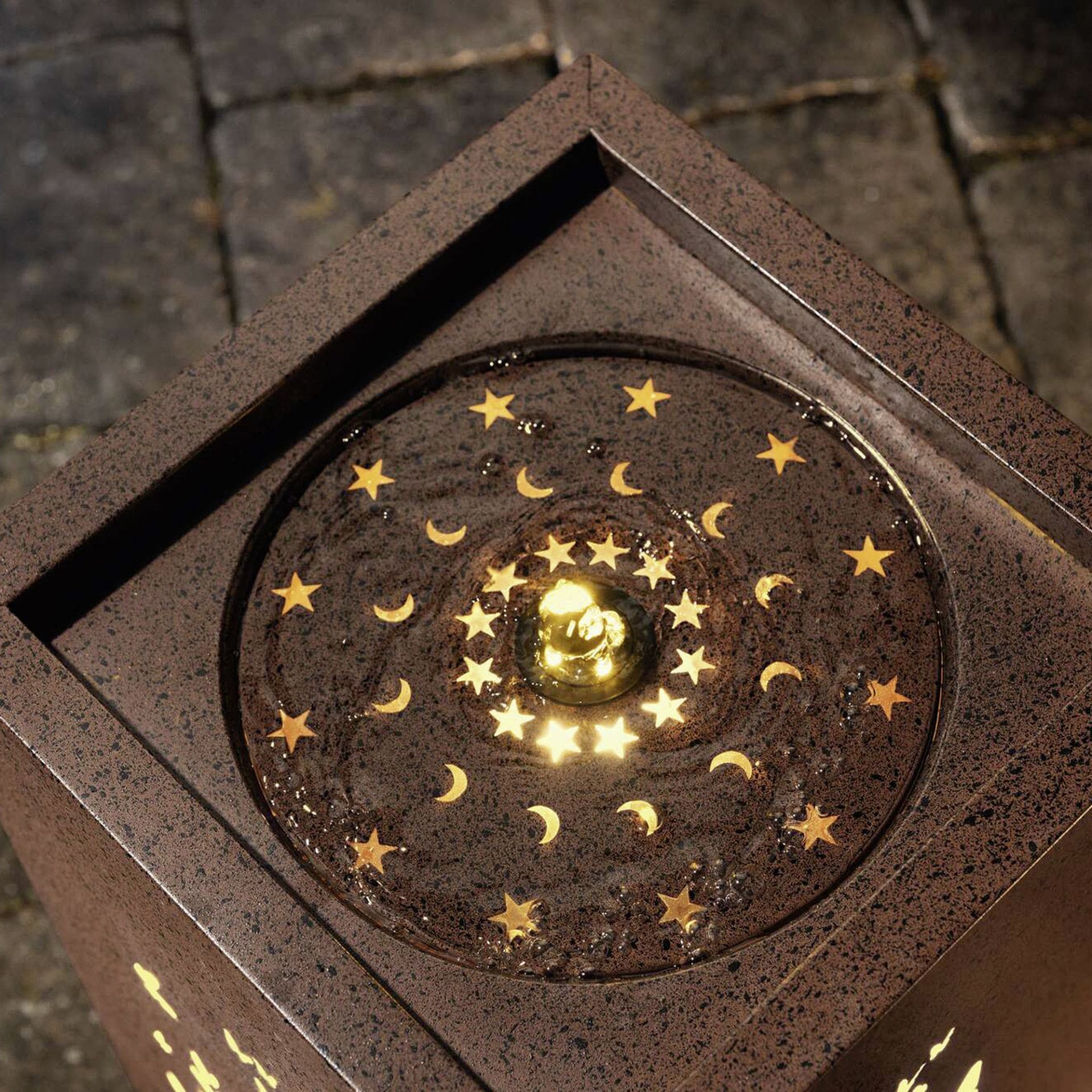 Frank Flechtwaren Gartenbrunnen "Blumenwiese" Outdoor Brunnen, Metall mit Rost Finish, LED Beleuchtung, Springbrunnen 30x30x55cm, Zierbrunnen, Dekobrunnen, Standbrunnen