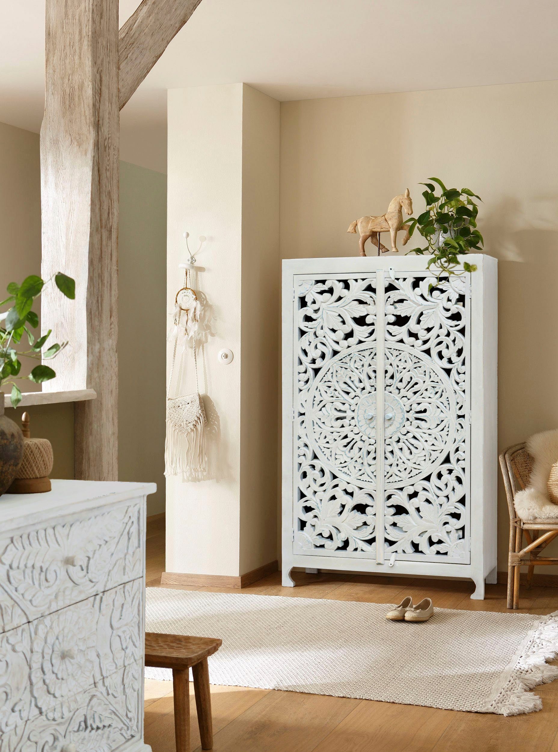 OTTO home Stauraumschrank Kenmare Highboard, 2 Türen mit dekorativen Schnitzereien und 3 Fächer aus massiven Mangoholz, mit dekorative Schnitzereien, Handgefert – Bild 2 von 5