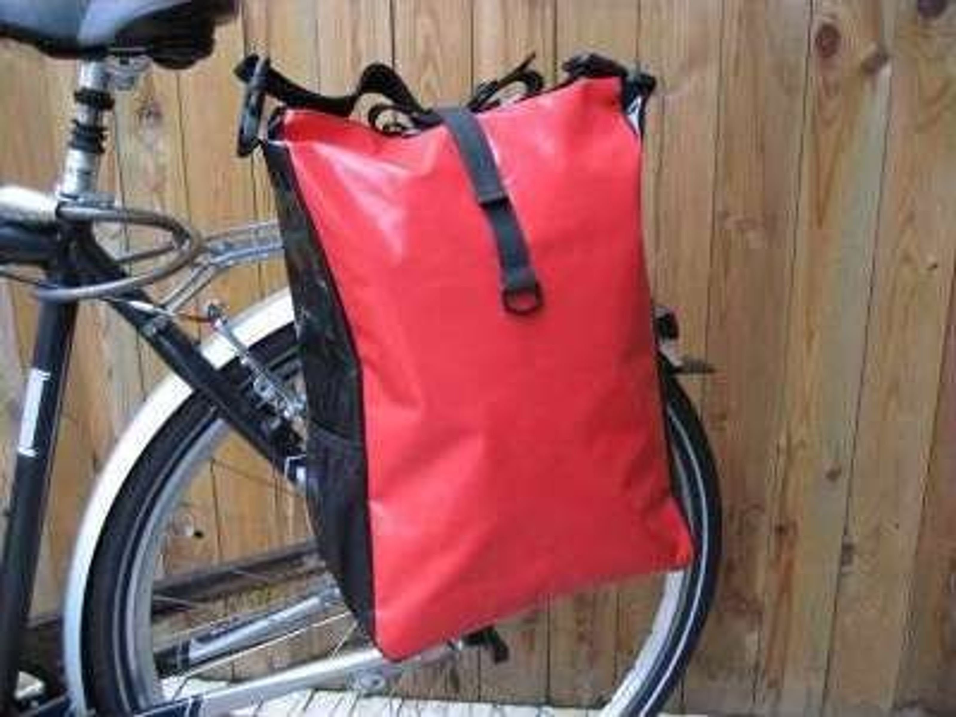 Gravidus Fahrradtasche Fahrradtasche Gepäckträgertasche Satteltasche aus LKW Plane NEUES MODELL Rot