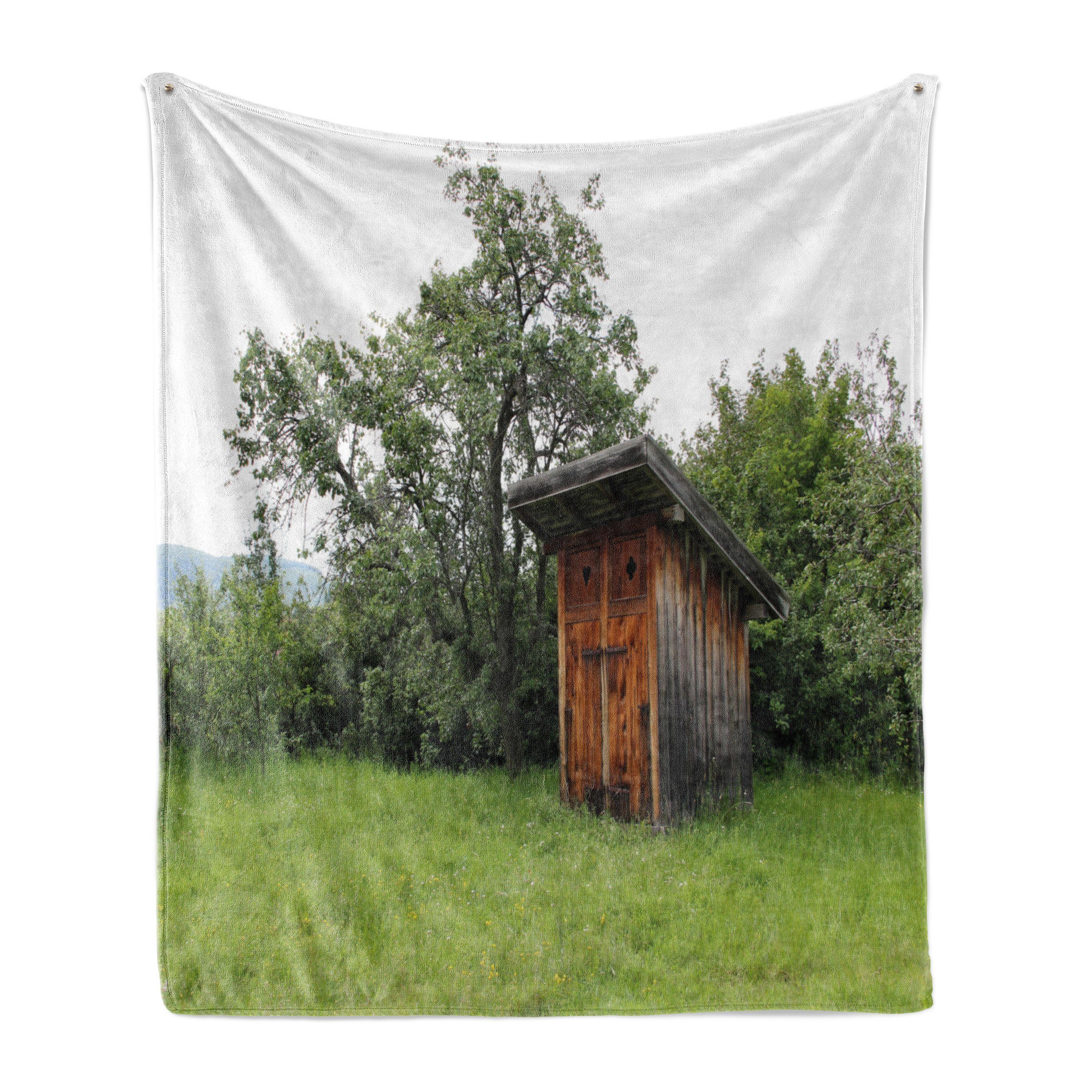 Wohndecke Gemütlicher Plüsch für den Innen- und Außenbereich, Abakuhaus, Toilettenhäuschen Holzhütte in Wald