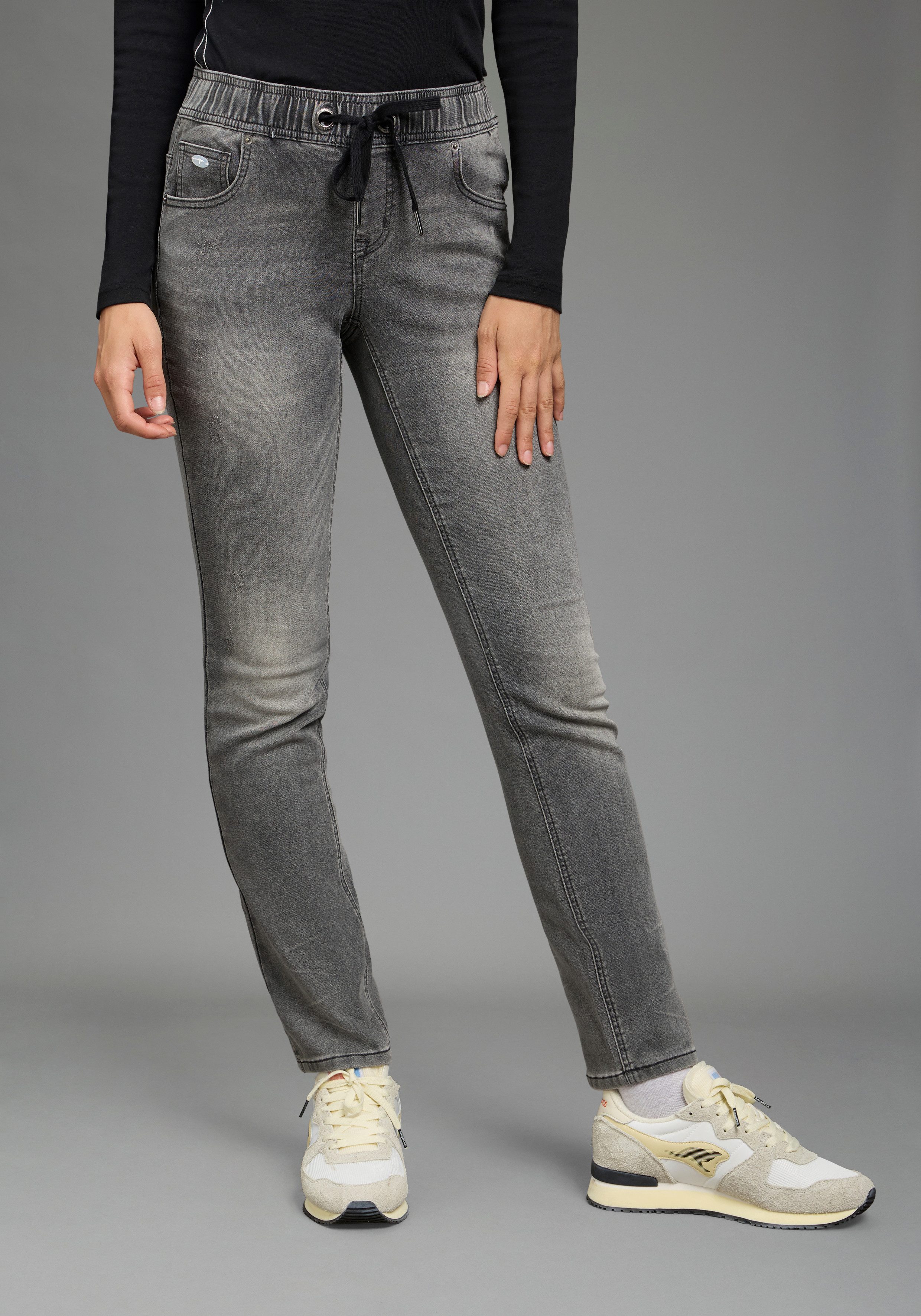 KangaROOS Jogg Pants mit Eingrifftaschen, Gesäßtaschen und Coinpocket, gerader Straight-Fit. € 59,99, (€ 59,99 pro 1 Stk).