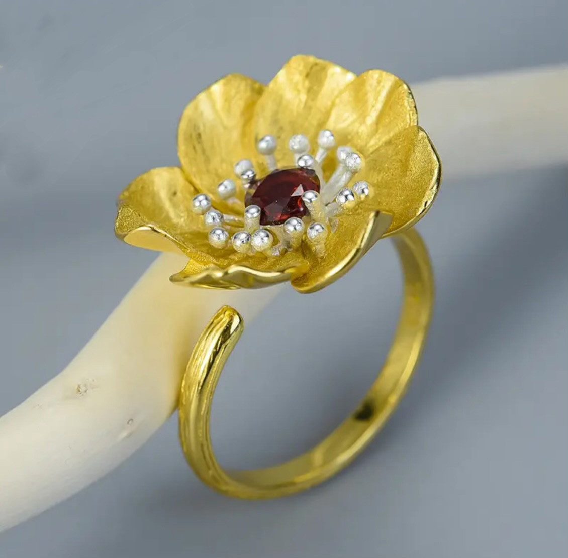 Runde Perlé Silberring blühende Anemone mit Granat verstellbarer Ring, handgefertigter Ring, 925er Silber, 18K Gold, Granat Stein