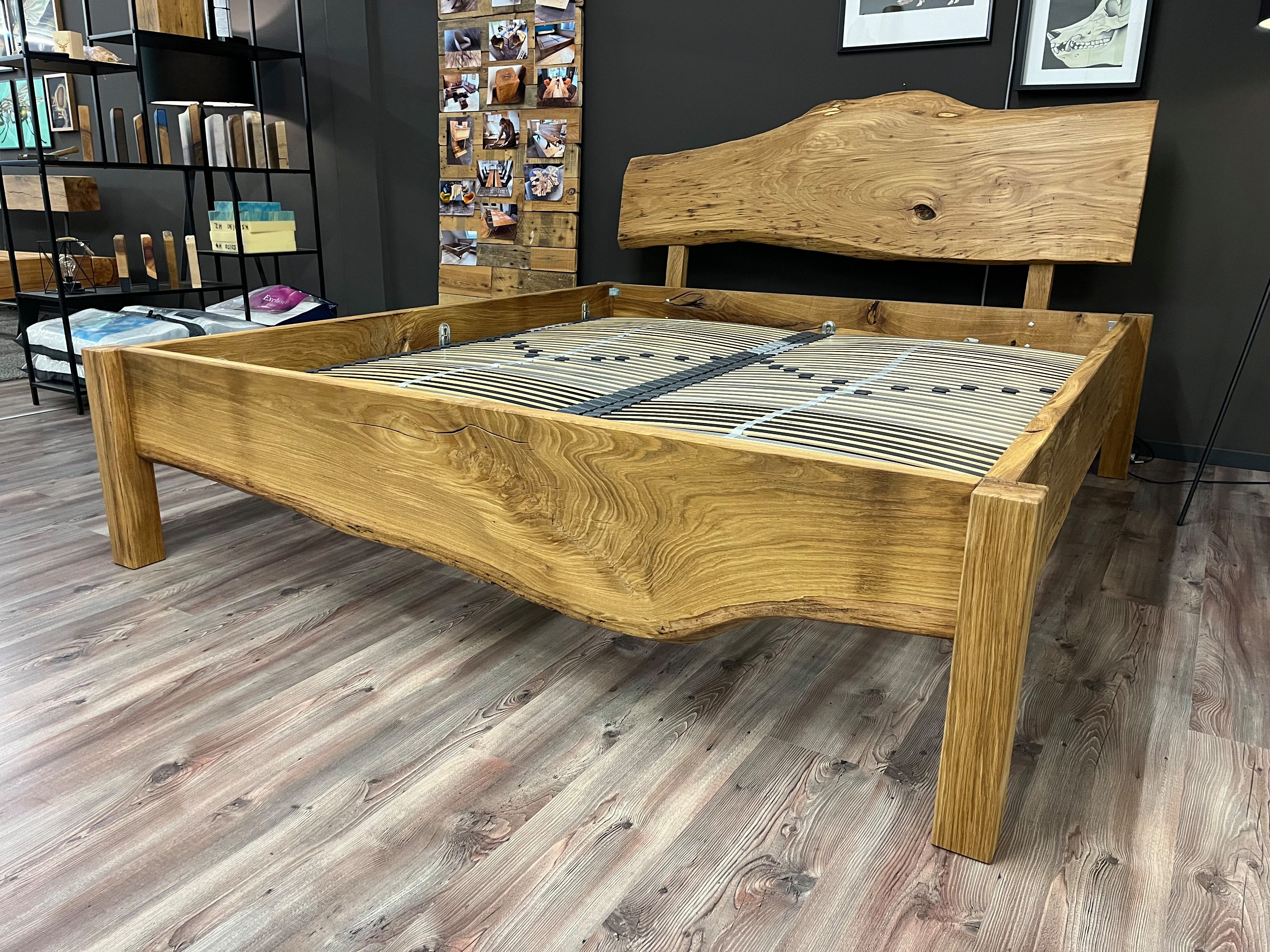 Möbel Specht Massivholzbett Forest (Eiche massiv, bis 300x220cm Liegefläche), Kopfteil und Bettrahmen mit Baumkante