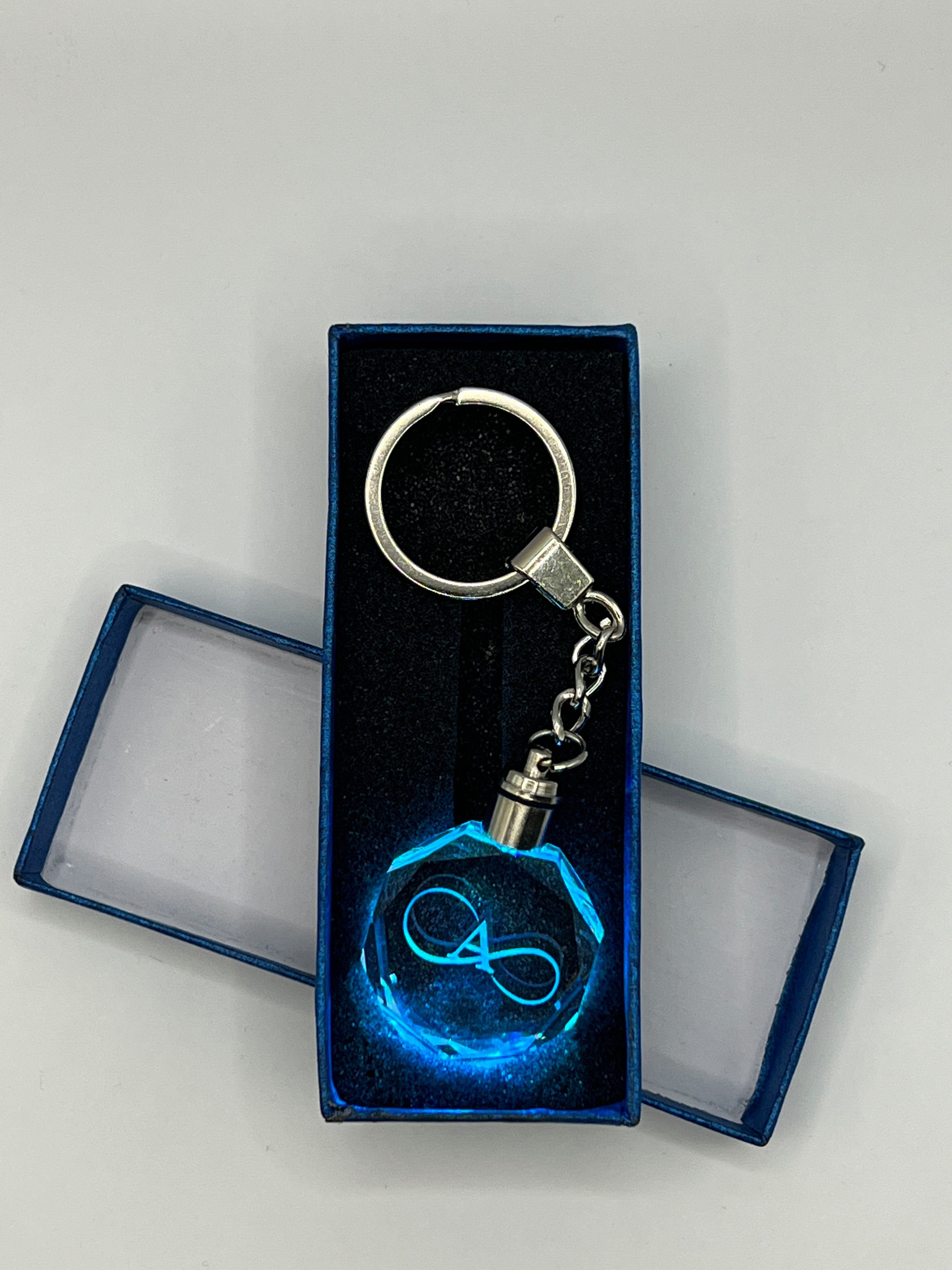 Stelby Schlüsselanhänger Schlüsselanhänger Unendlichkeit A – Infinity Geschenk für Partner (inklusive blauer Geschenkbox), Farbwechsel, transparent, modernes Design