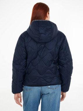 Tommy Jeans Steppjacke TJW QUILTED TAPE HOOD PUFFER EXT mit Logostickerei