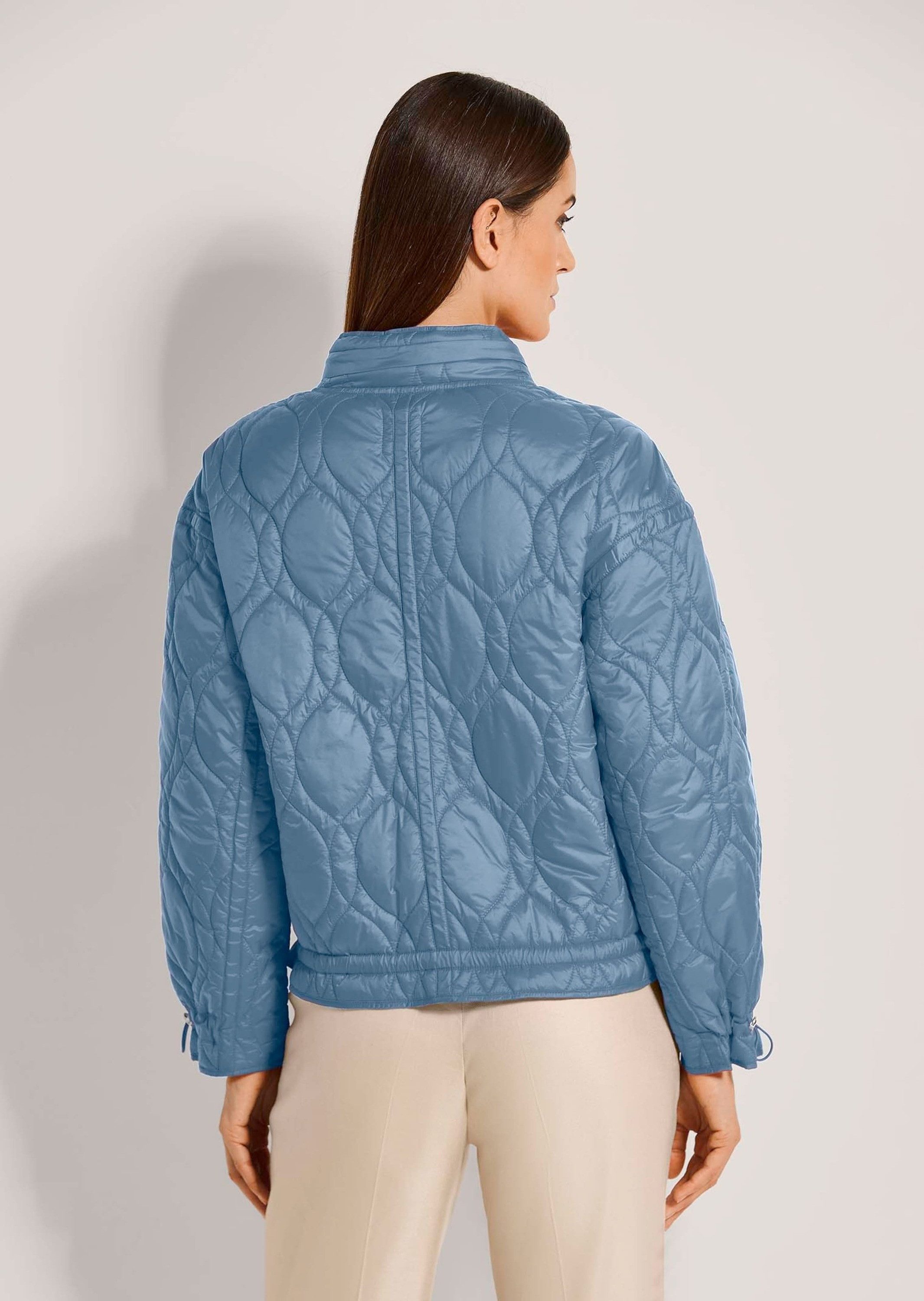 MADELEINE Outdoorjacke Leicht wattierte Übergangsjacke Allover-Design mit integriertem Stehkragen und verdecktem Verschluss – Bild 2 von 5