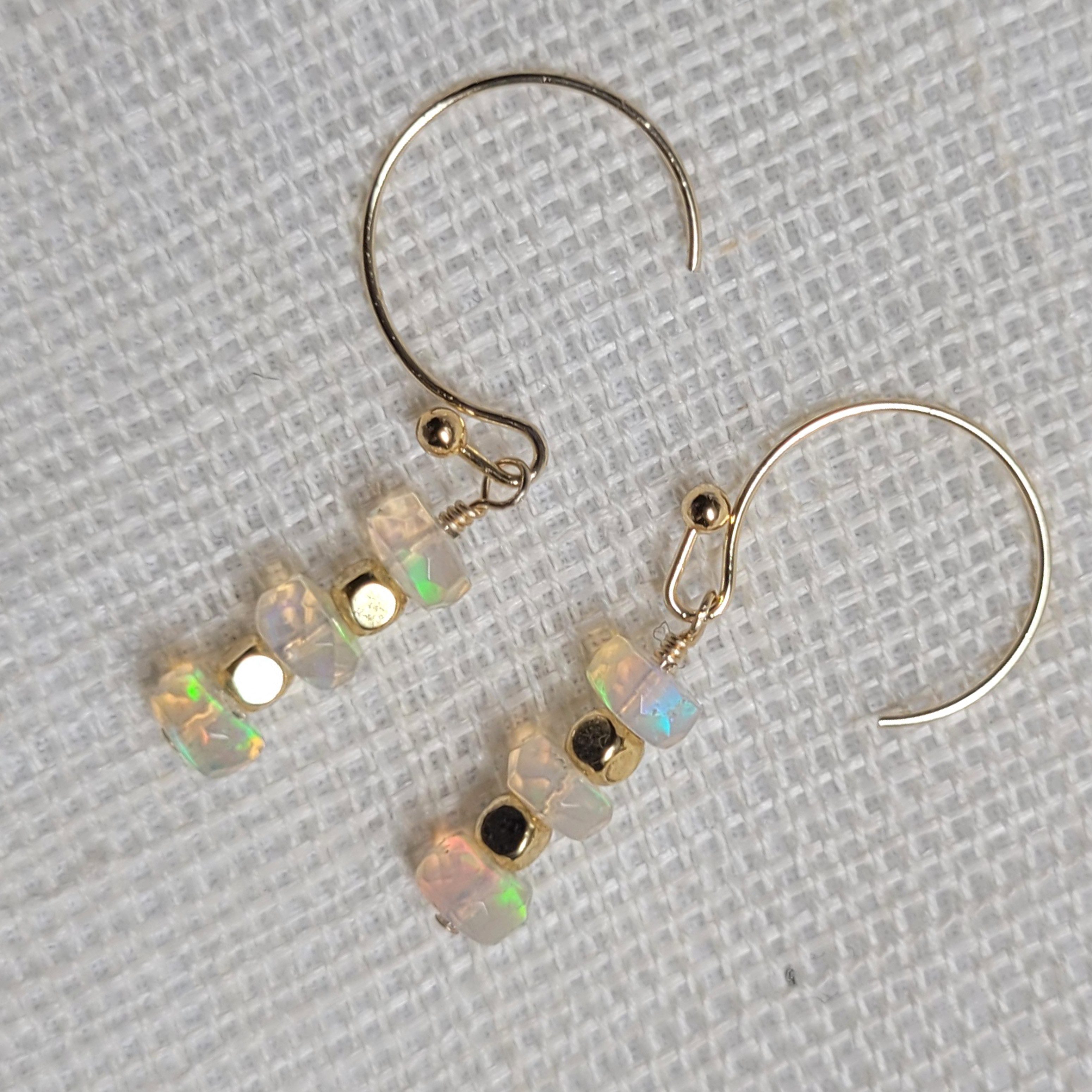 GOLDEN Paar Ohrhänger Opal Ohrringe, 14k gold filled Ohrringe, äthiopische Opal Ohrringe