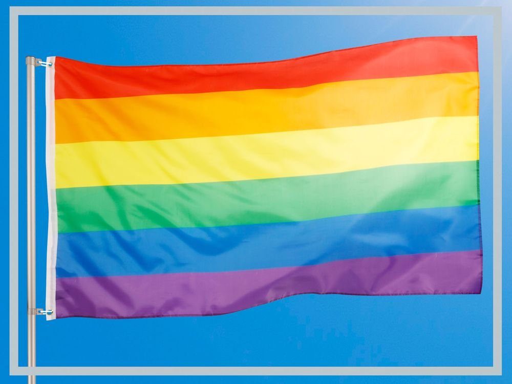 FLAGS Regenbogen Inkl. Ösen 2 Flagge 150 CSD Pride Fahne cm LGBT für Messing x 90 PHENO (Hissflagge Rainbow Fahnenmast), Flagge