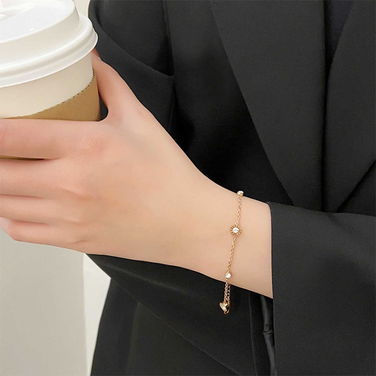 KARMA Armband Damen Damenarmband Edelstahl Silber od. Gold mit Kristallen (filigranes Edelstahlarmband für Frauen Geschenk, mit Karabinerverschluss zeitloses Design), zartes Damenarmband elegantes Schmuckstück