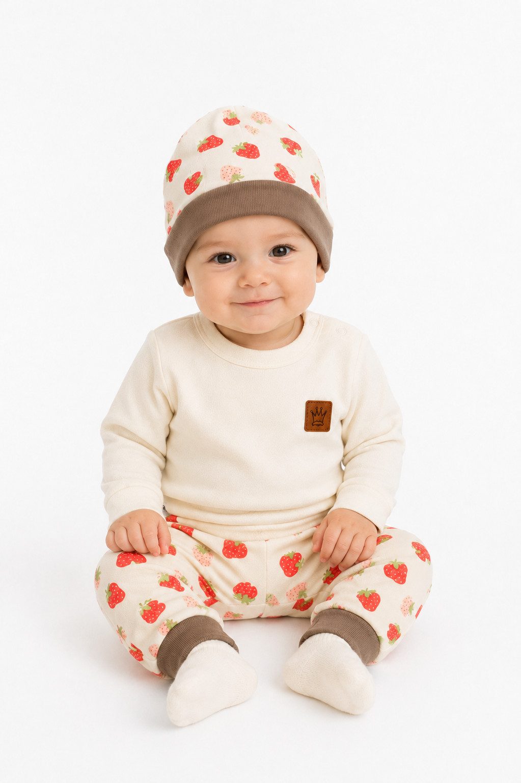 Erstausstattungspaket Baby Anzug Hose Shirt Mütze Set in Creme mit Erdbeerenmuster