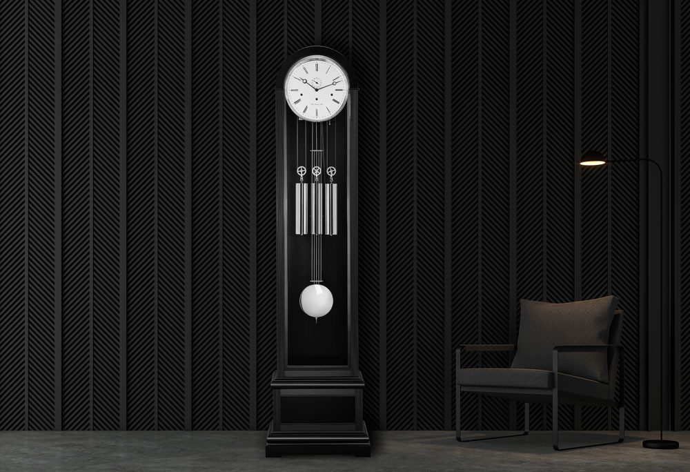 Hermle Standuhr Standuhr aus Eiche in Chrom und schwarz - Hermle Modell: 01089-740461