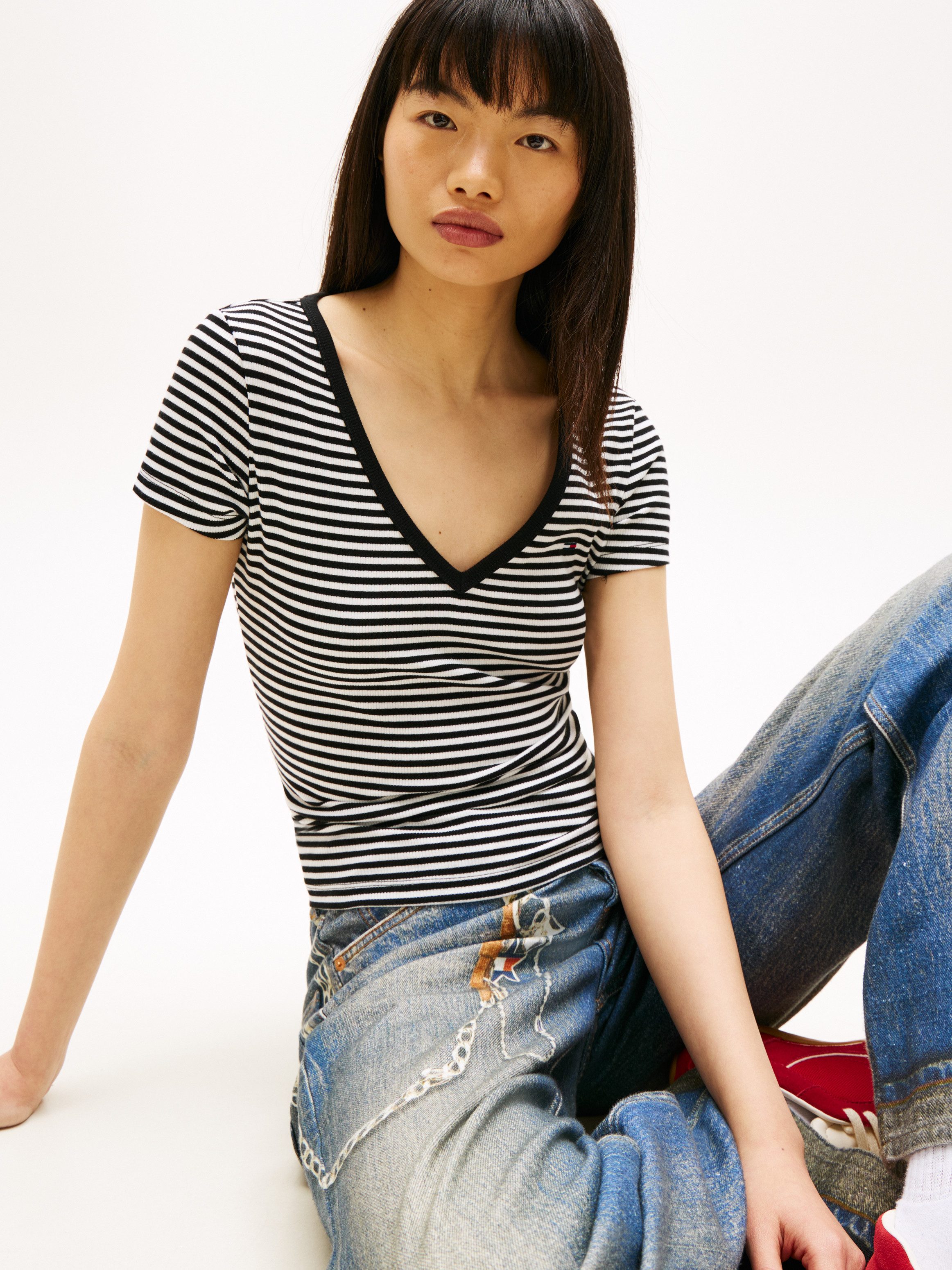 Tommy Jeans Kurzarmshirt TJW SLIM ESSENTIAL RIB V SHORT SLEEVE mit gerippter Struktur, V-Ausschnitt, Slim Fit