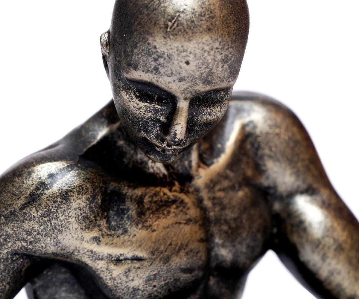 Sport Dekofigur Silber Brillibrum Skulptur Muskulös Pose Dekofigur in Muskeln Sportler Figur Design Bodybuilder Gold Athlet Akt Körperstudie Design Mann Moderne