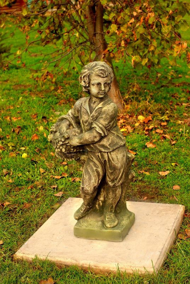 Casa Padrino Skulptur Jugendstil Skulptur Junge mit Korb 34 x H 77 cm Antik Moos-Grau - Barock Gartendeko
