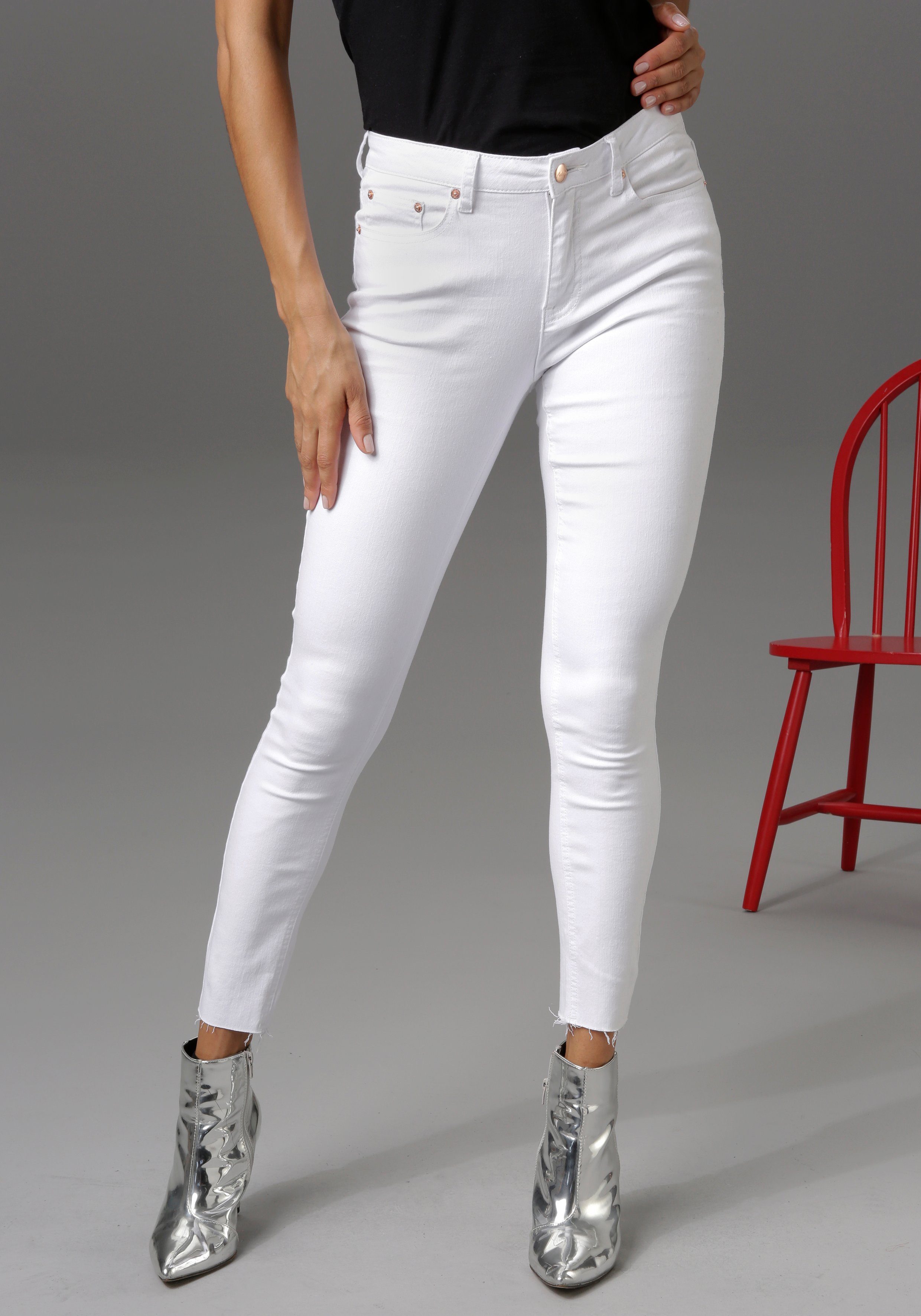 ausgefransten Skinny-fit-Jeans white - mit CASUAL regular Aniston Beinabschluss waist