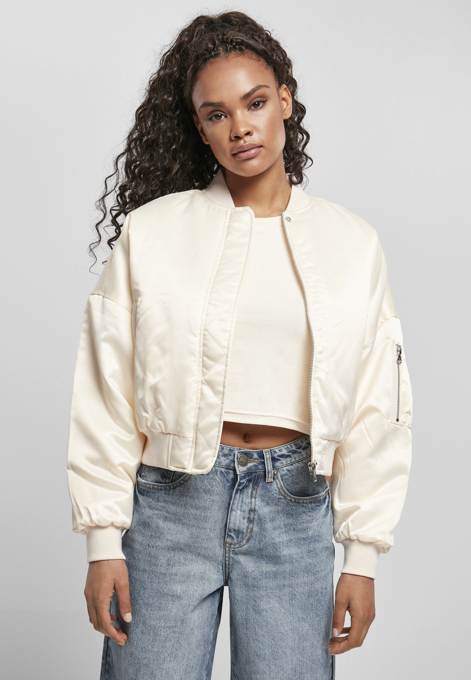 URBAN CLASSICS Bomberjacke Damen Ladies Short Oversized Satin Bomber Jacket (1-St) whitesand | Übergangsjacken